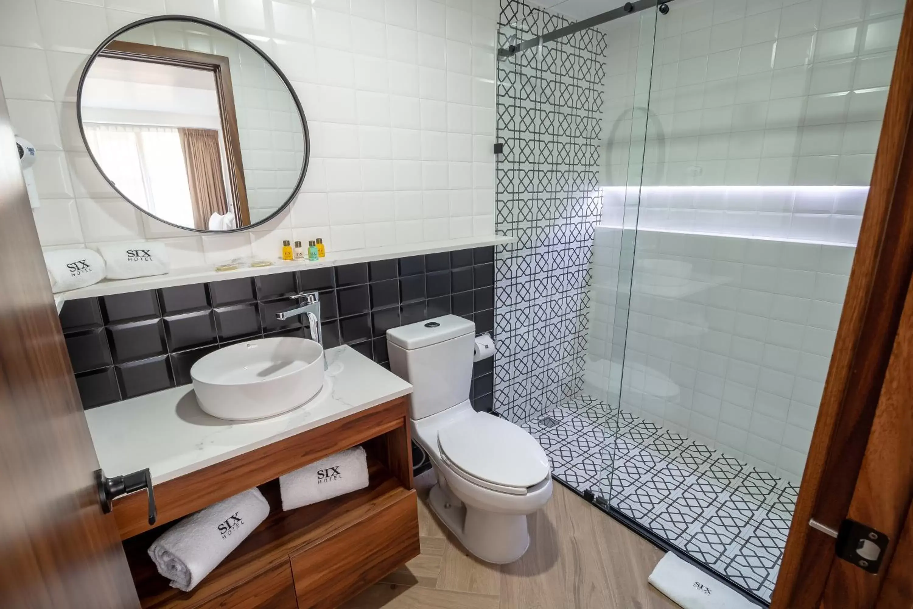 Toilet, Bathroom in Six Hotel Guadalajara Degollado