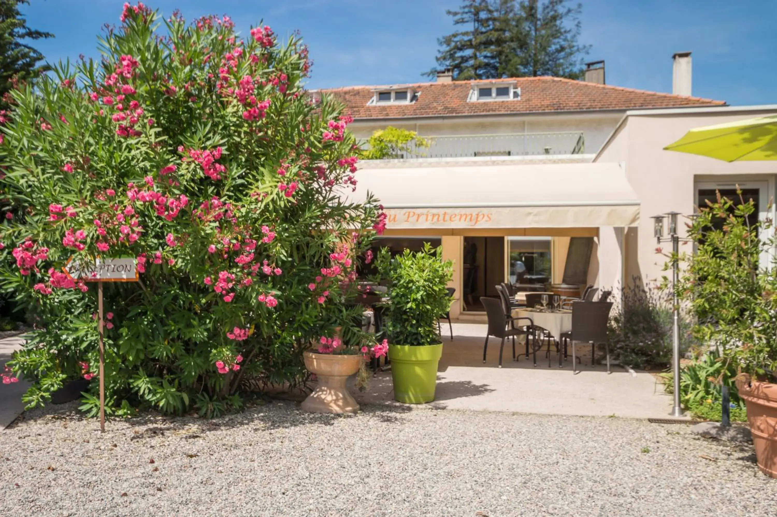 Facade/entrance in Logis Le Printemps Hôtel Restaurant - Montélimar