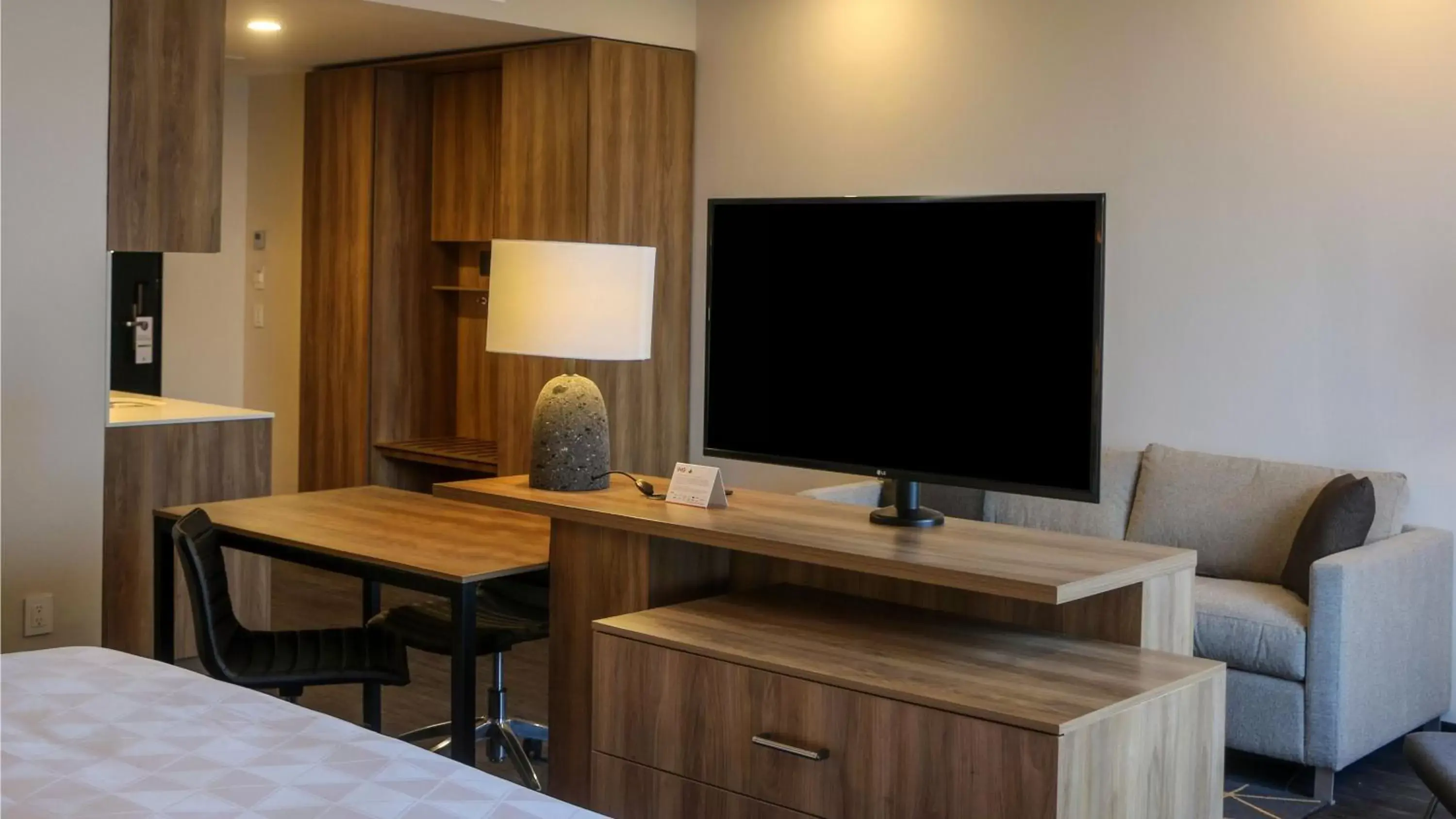 Photo of the whole room, TV/Entertainment Center in Holiday Inn San Luis Potosi-Quijote, an IHG Hotel