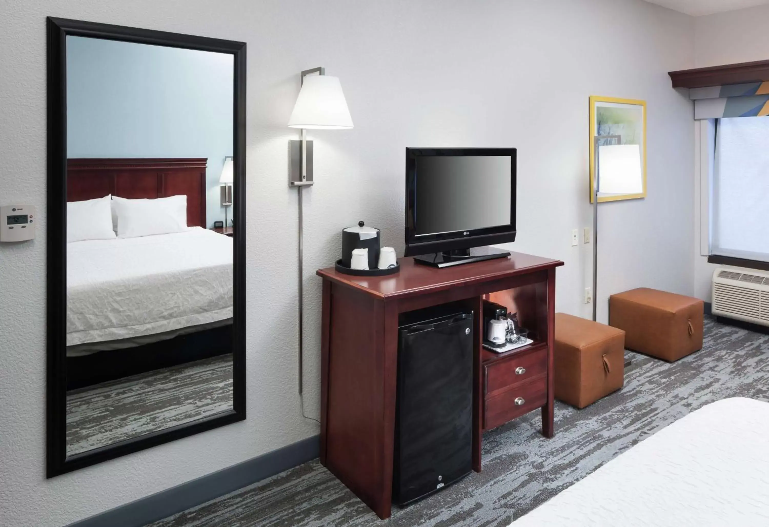 Bedroom, TV/Entertainment Center in Hampton Inn Kansas City Liberty