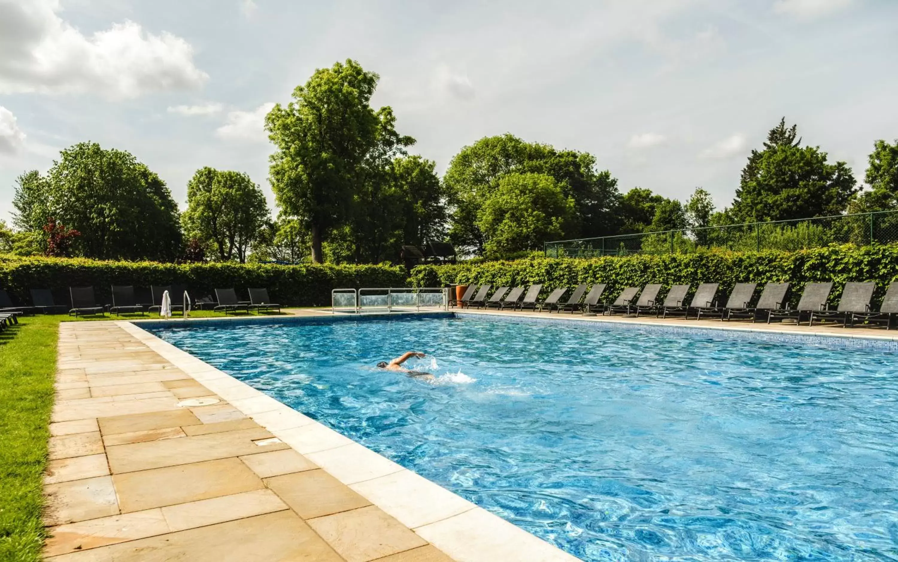 Swimming Pool in The Runnymede on Thames