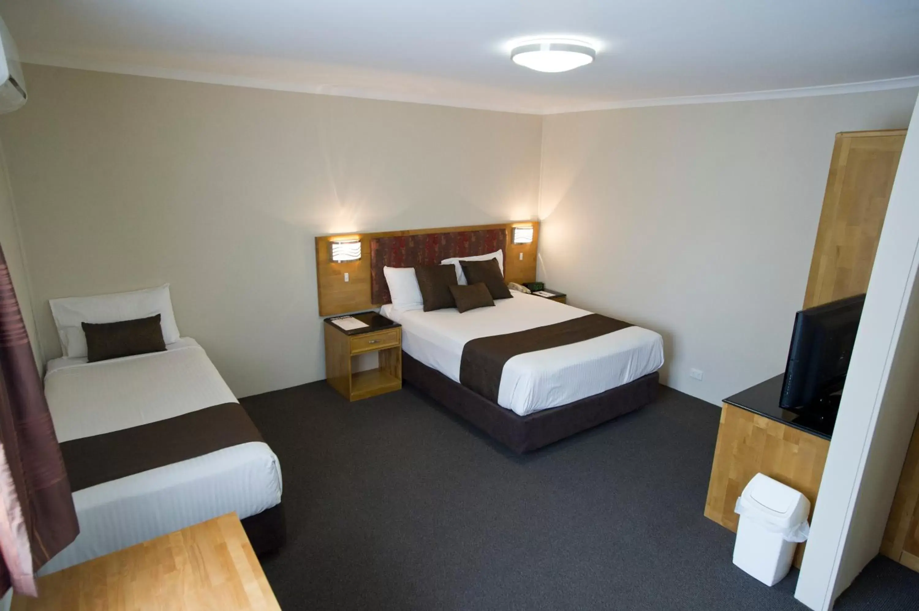 Photo of the whole room, Bed in Noah's Mid City Motor Inn Muswellbrook