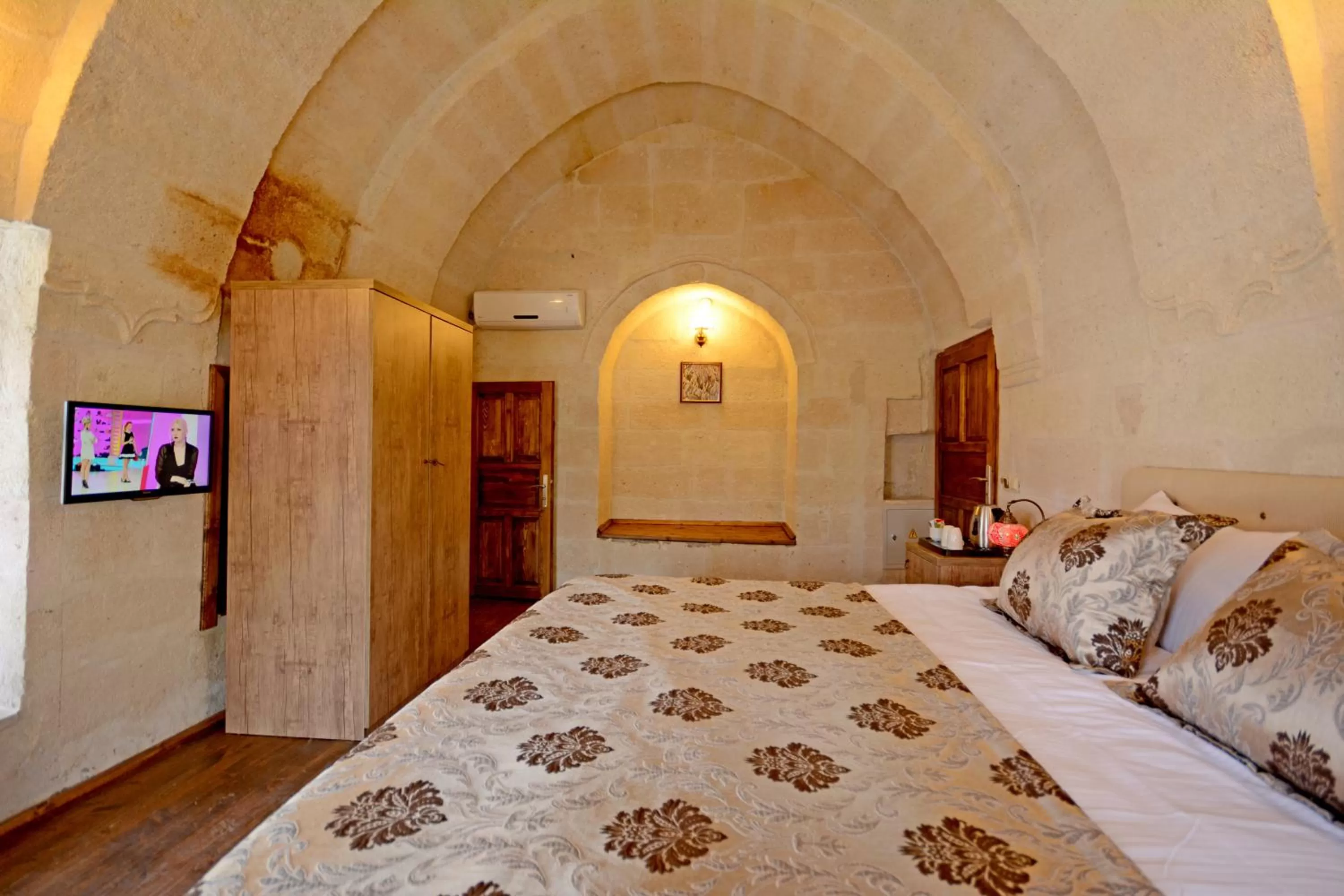 Photo of the whole room, Bed in Diamond of Cappadocia