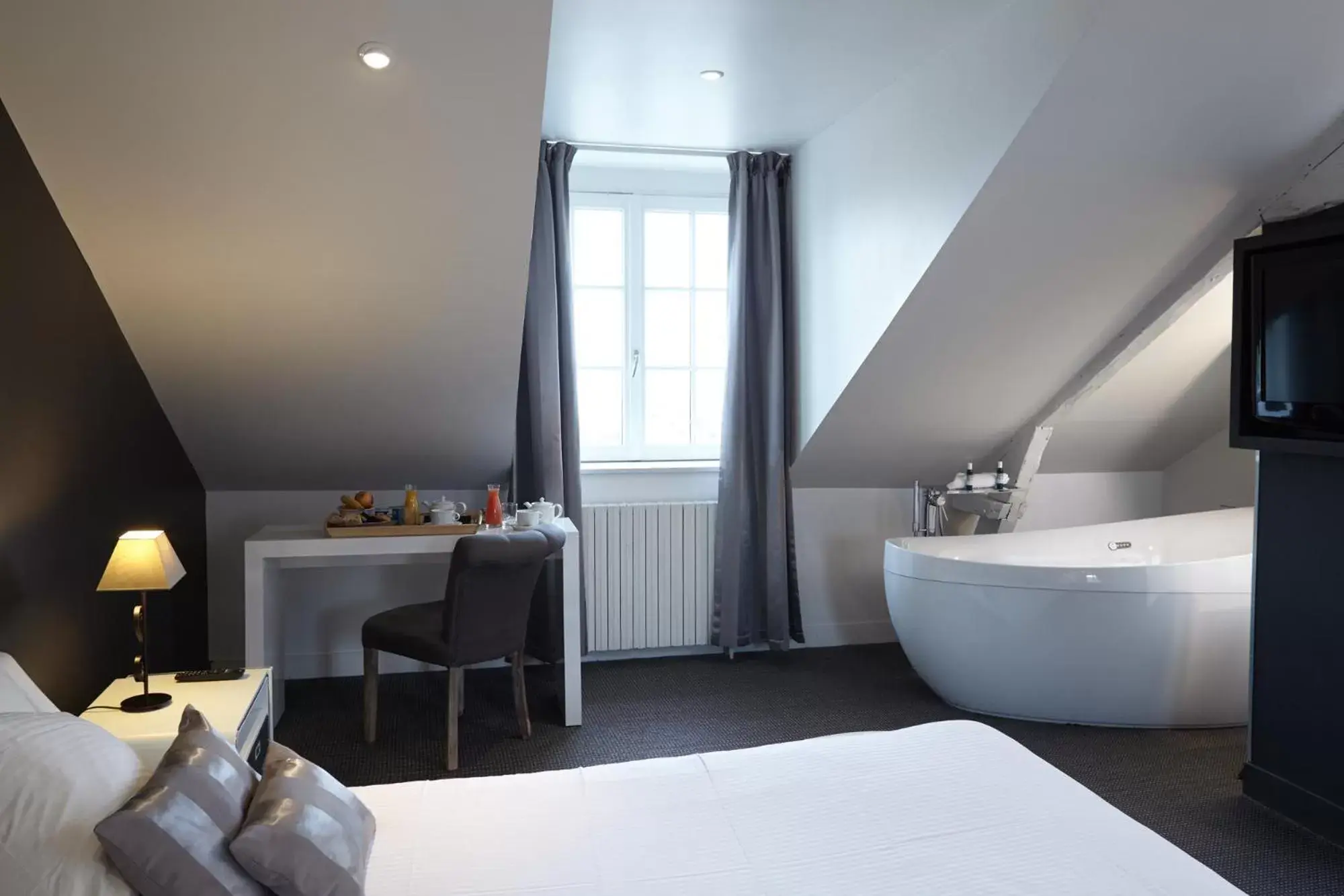 Photo of the whole room, Room Photo in Best Western Le Cheval Blanc -Centre- Vieux Port