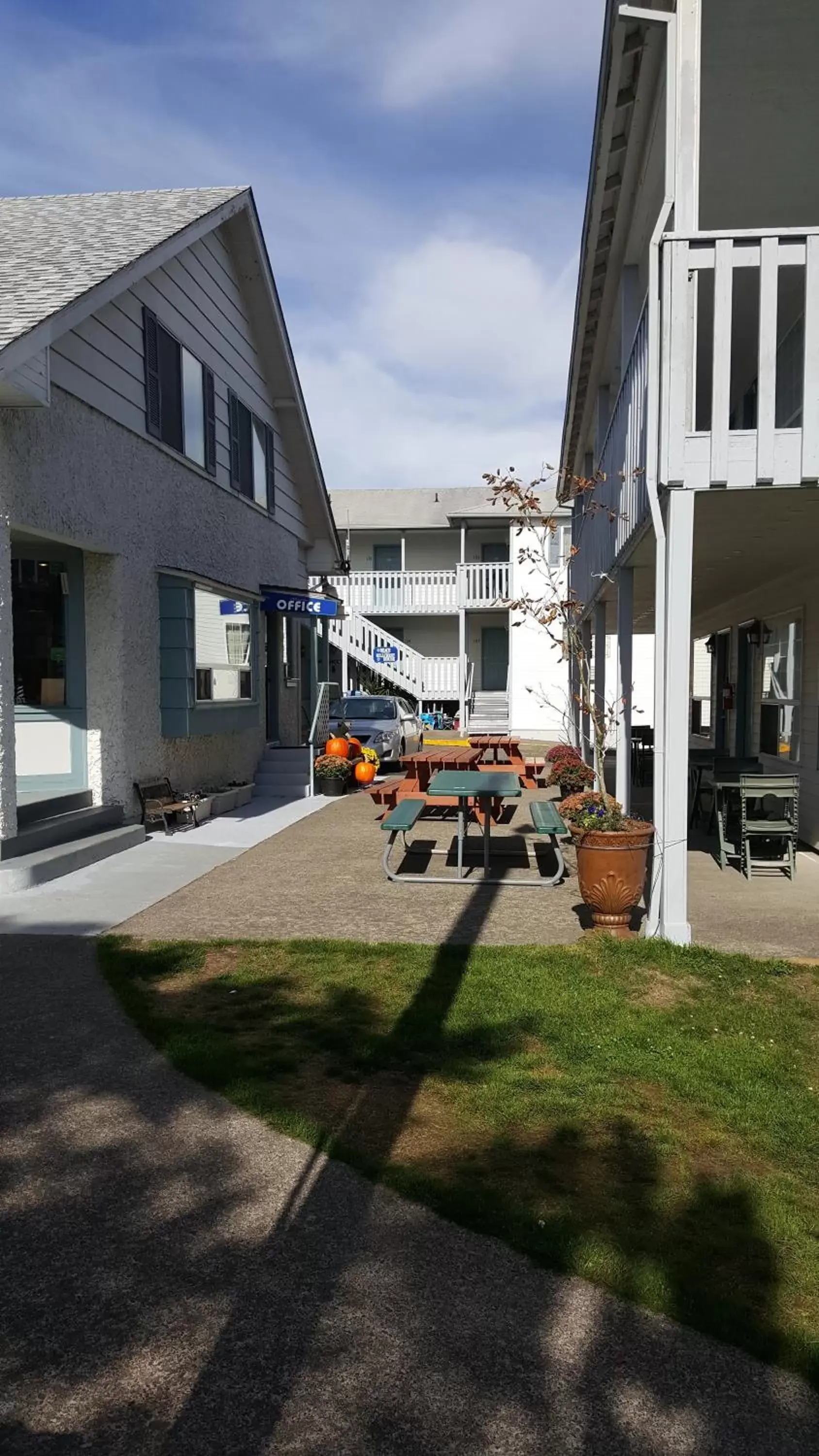 Patio, Property Building in Hillcrest Inn