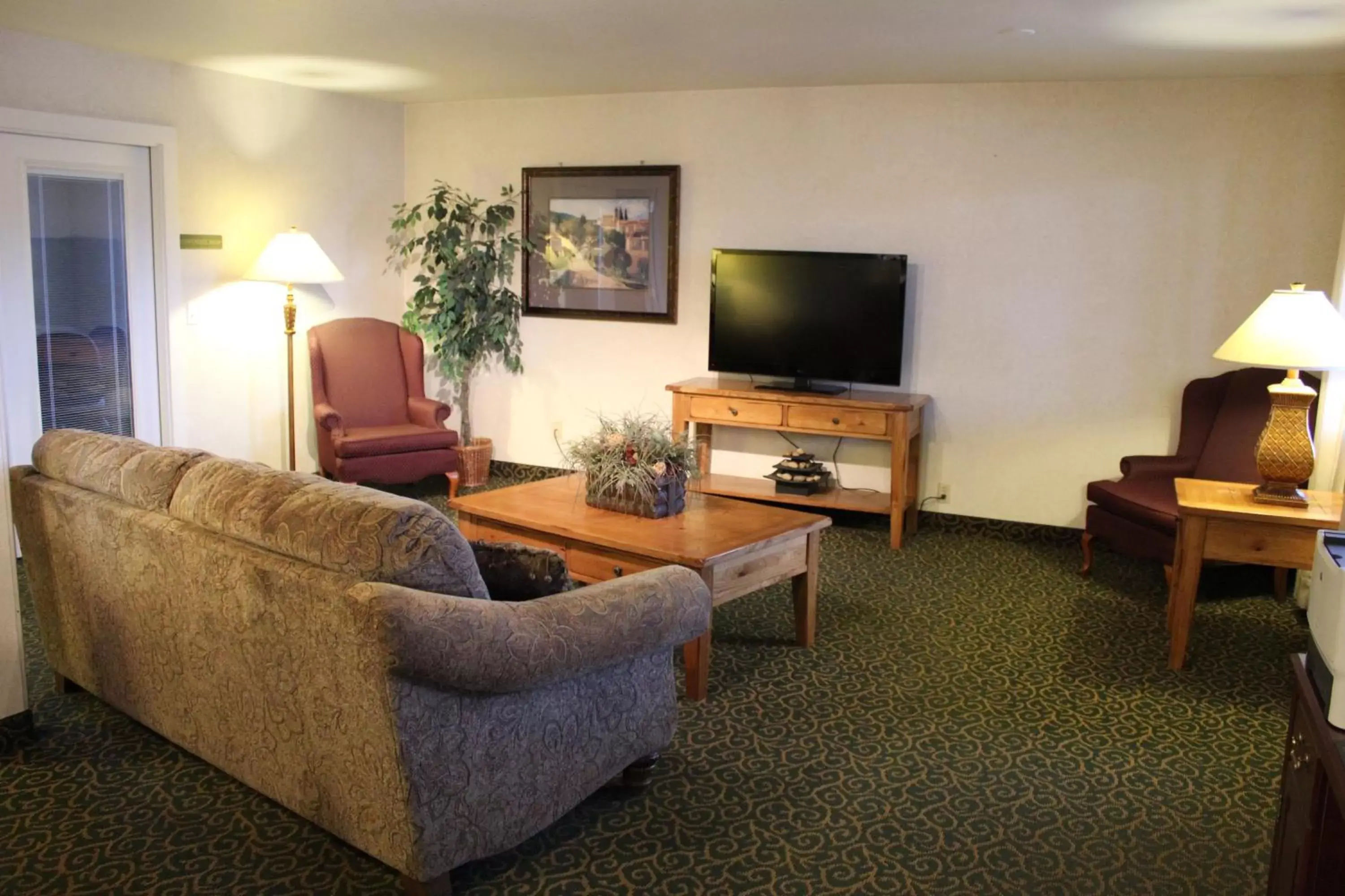 Communal lounge/ TV room, TV/Entertainment Center in Quality Inn & Suites Goldendale