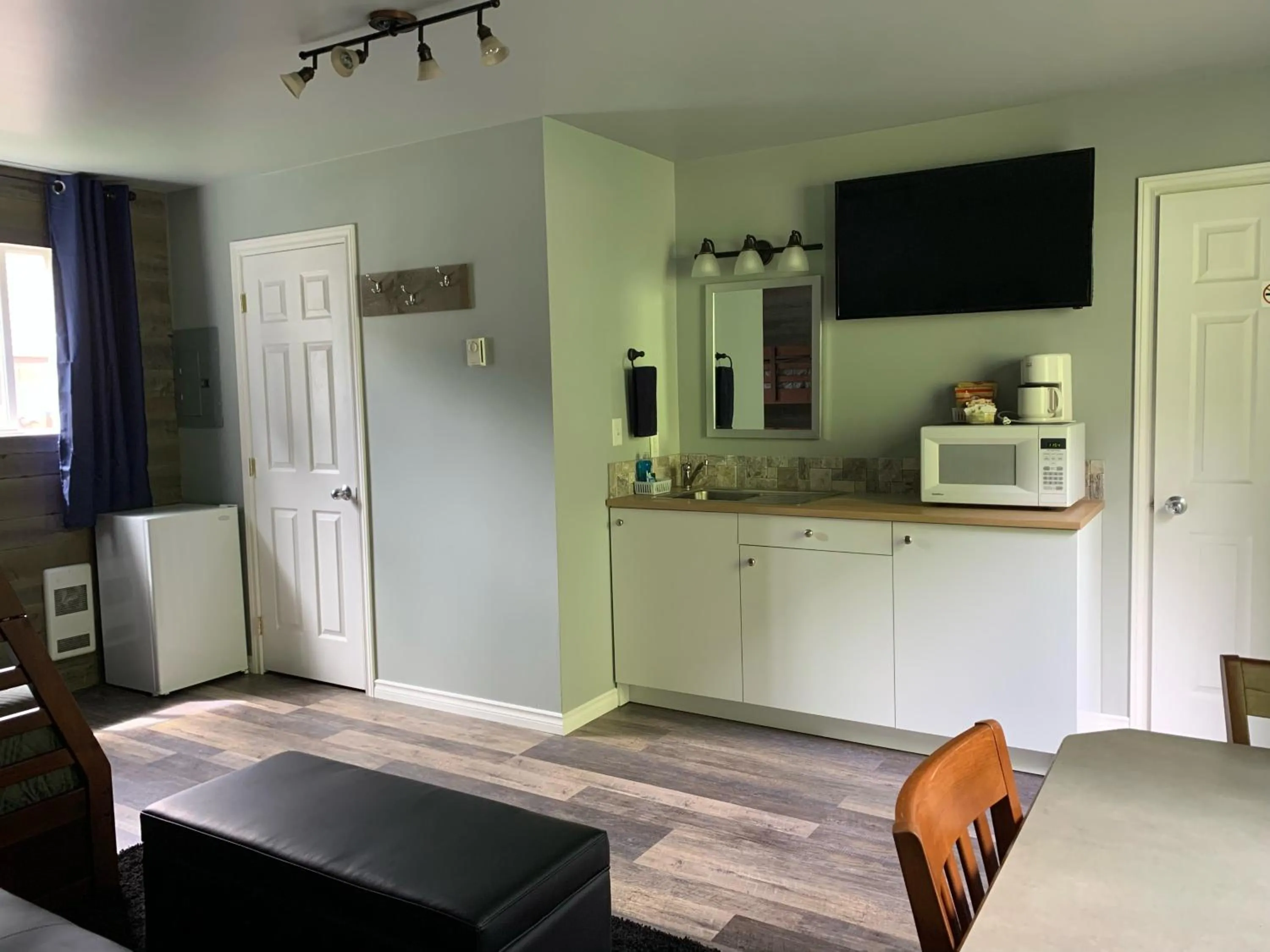 Kitchen or kitchenette in Peaks Lodge