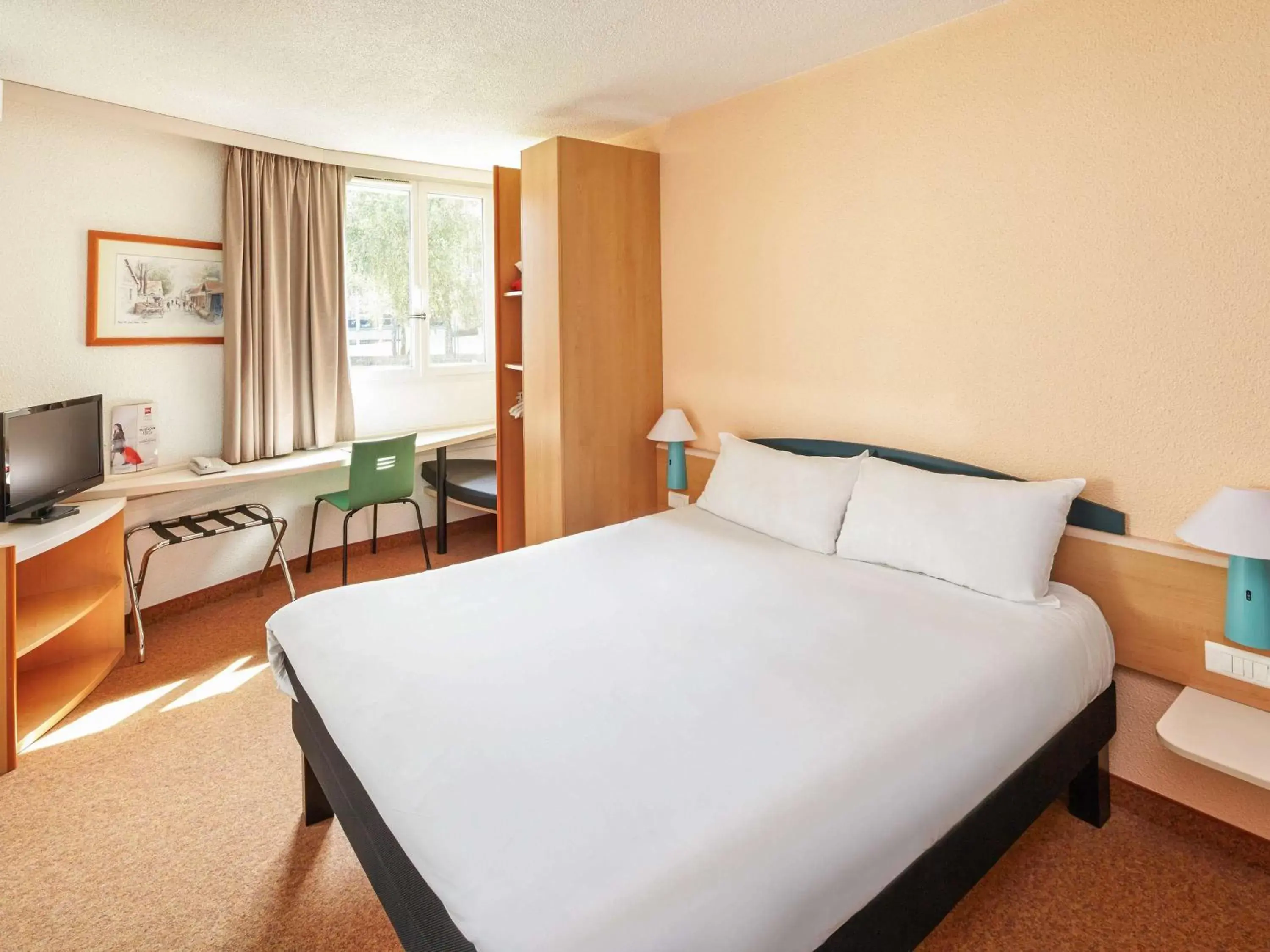 Photo of the whole room, Bed in ibis Chartres Ouest Luce