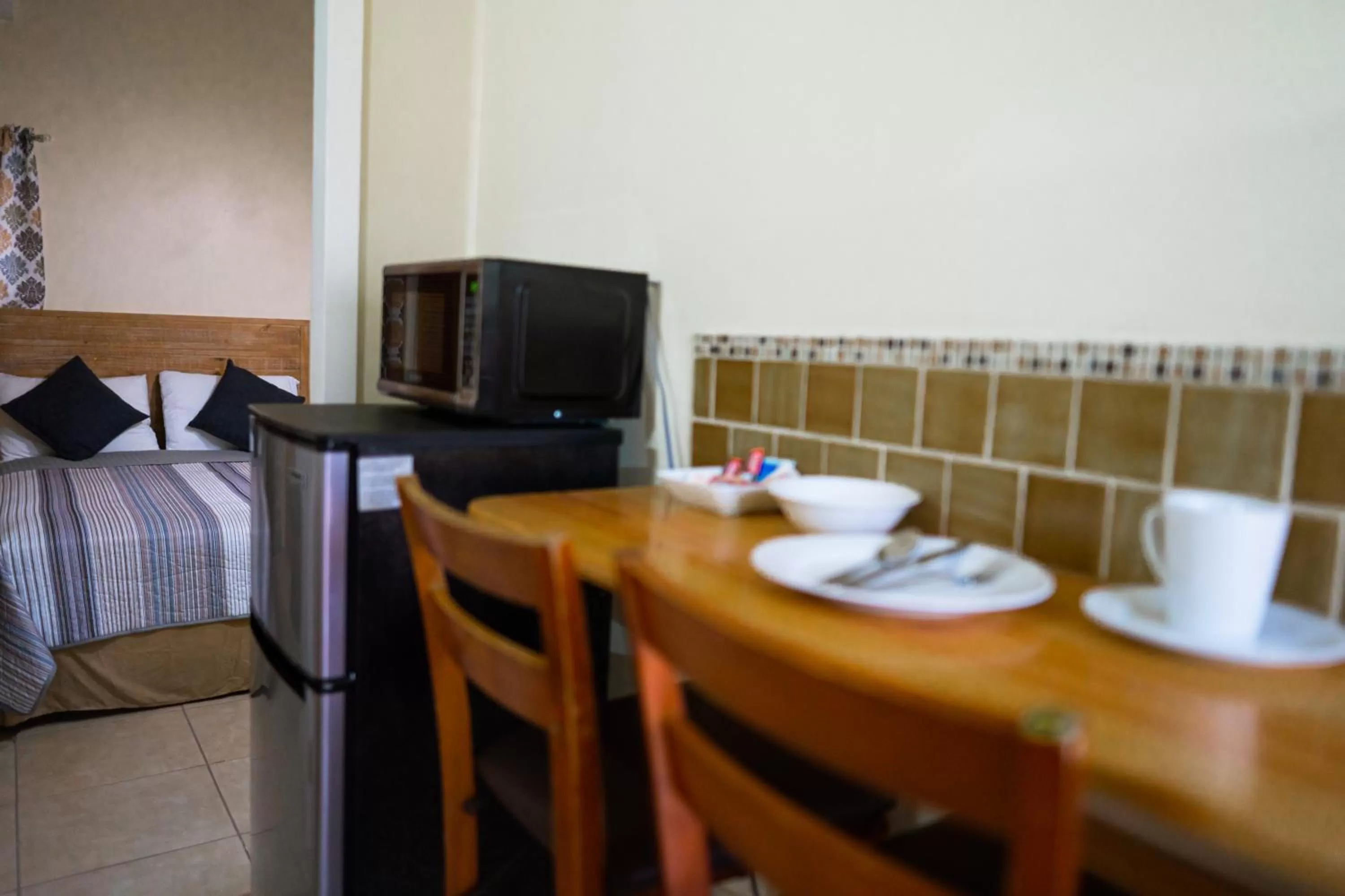Dining area, Bed in Connie's Comfort Suites