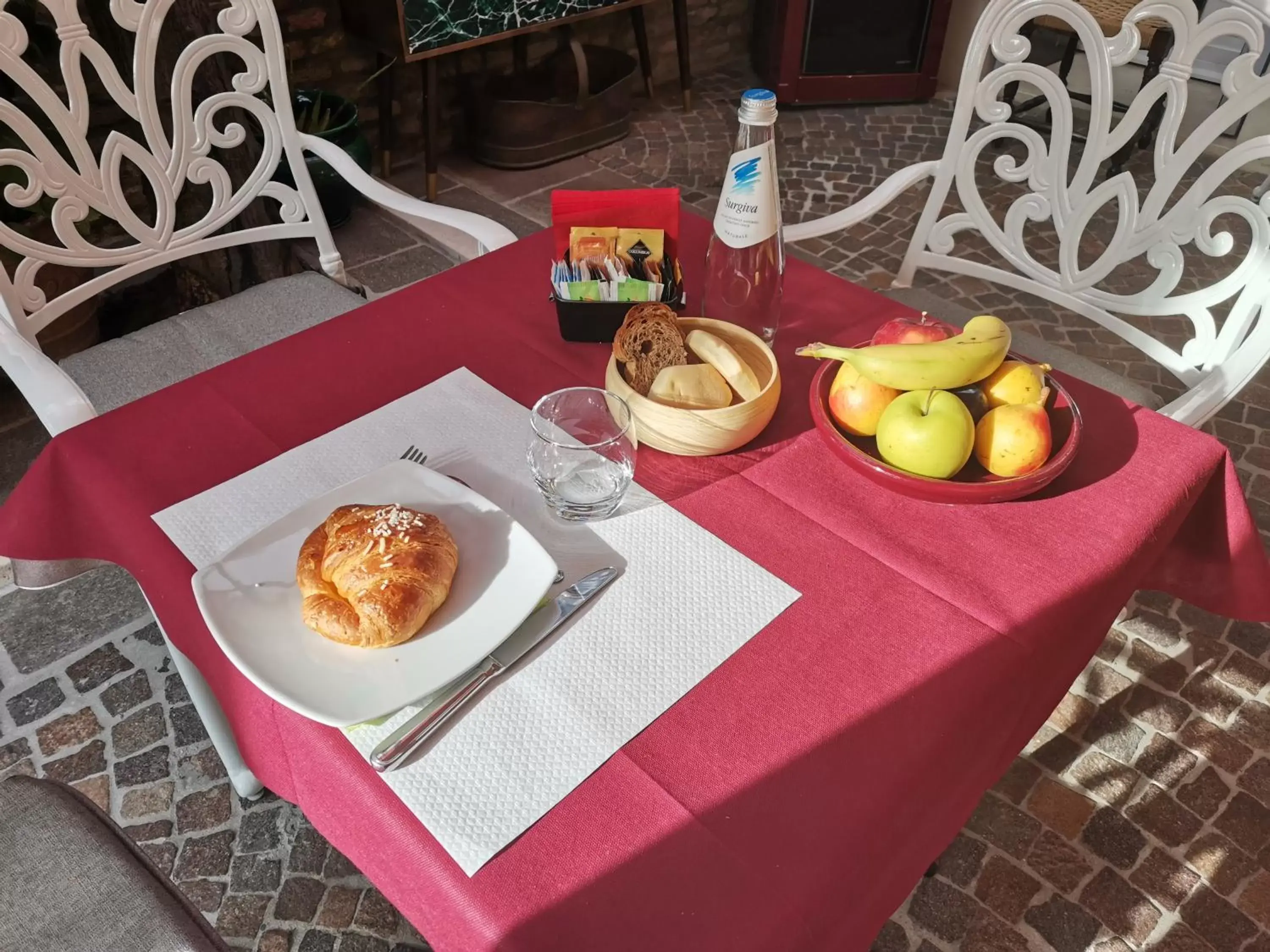Breakfast in Villa Noctis