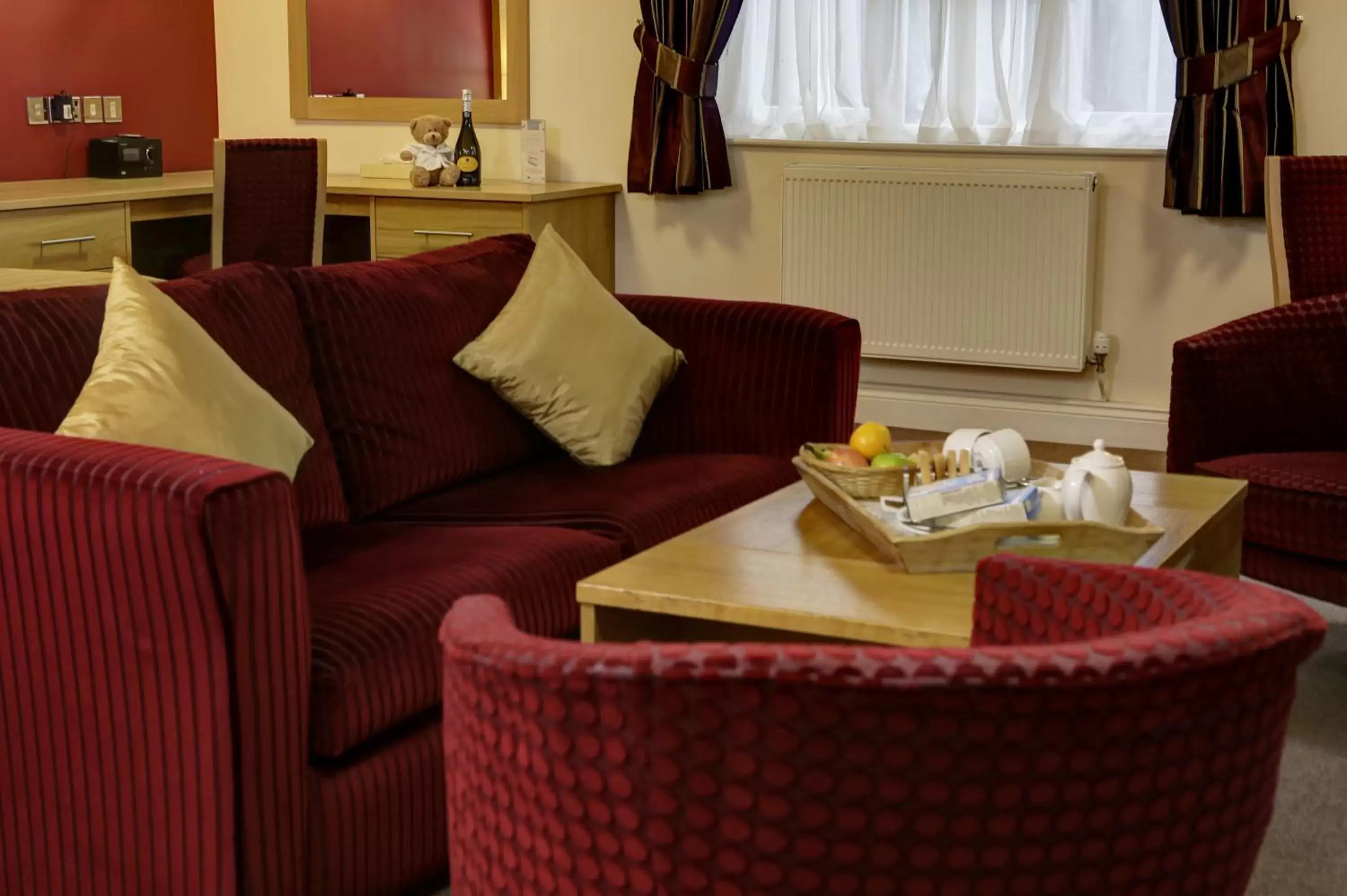 Bed, Seating Area in Best Western Plus Ullesthorpe Court Hotel & Golf Club