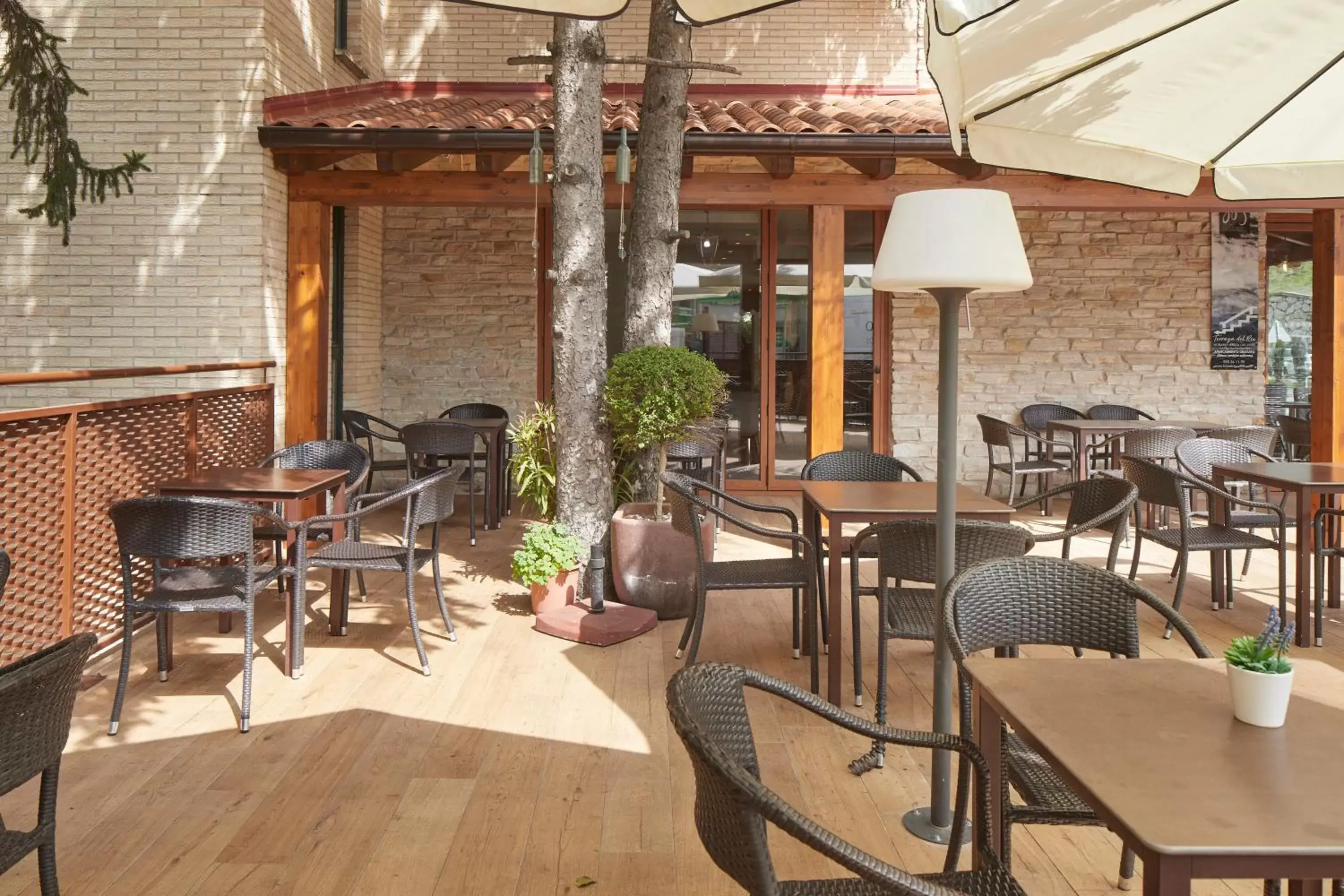Patio, Restaurant/Places to Eat in Hotel Iriguibel Huarte Pamplona