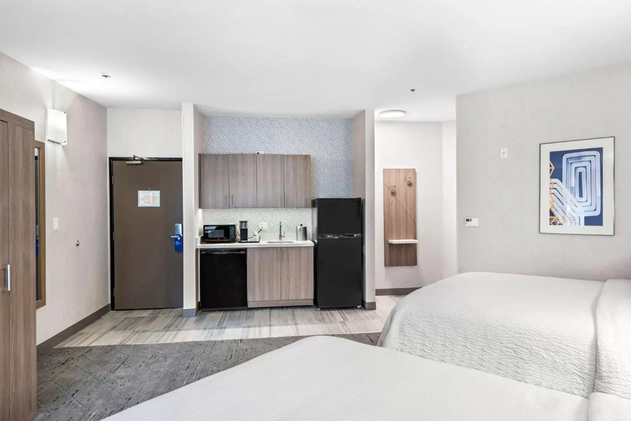 Photo of the whole room, Kitchen/Kitchenette in Holiday Inn Express San Diego - La Mesa, an IHG Hotel