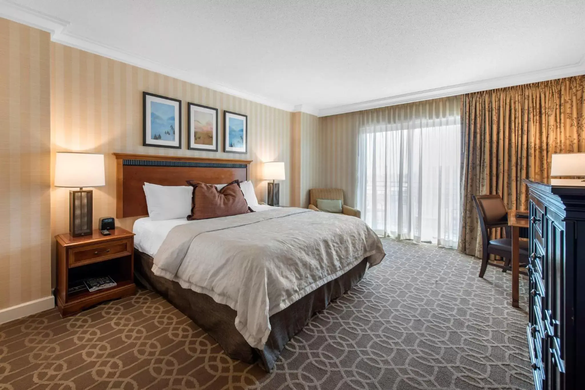 Photo of the whole room, Bed in Omni Interlocken Hotel