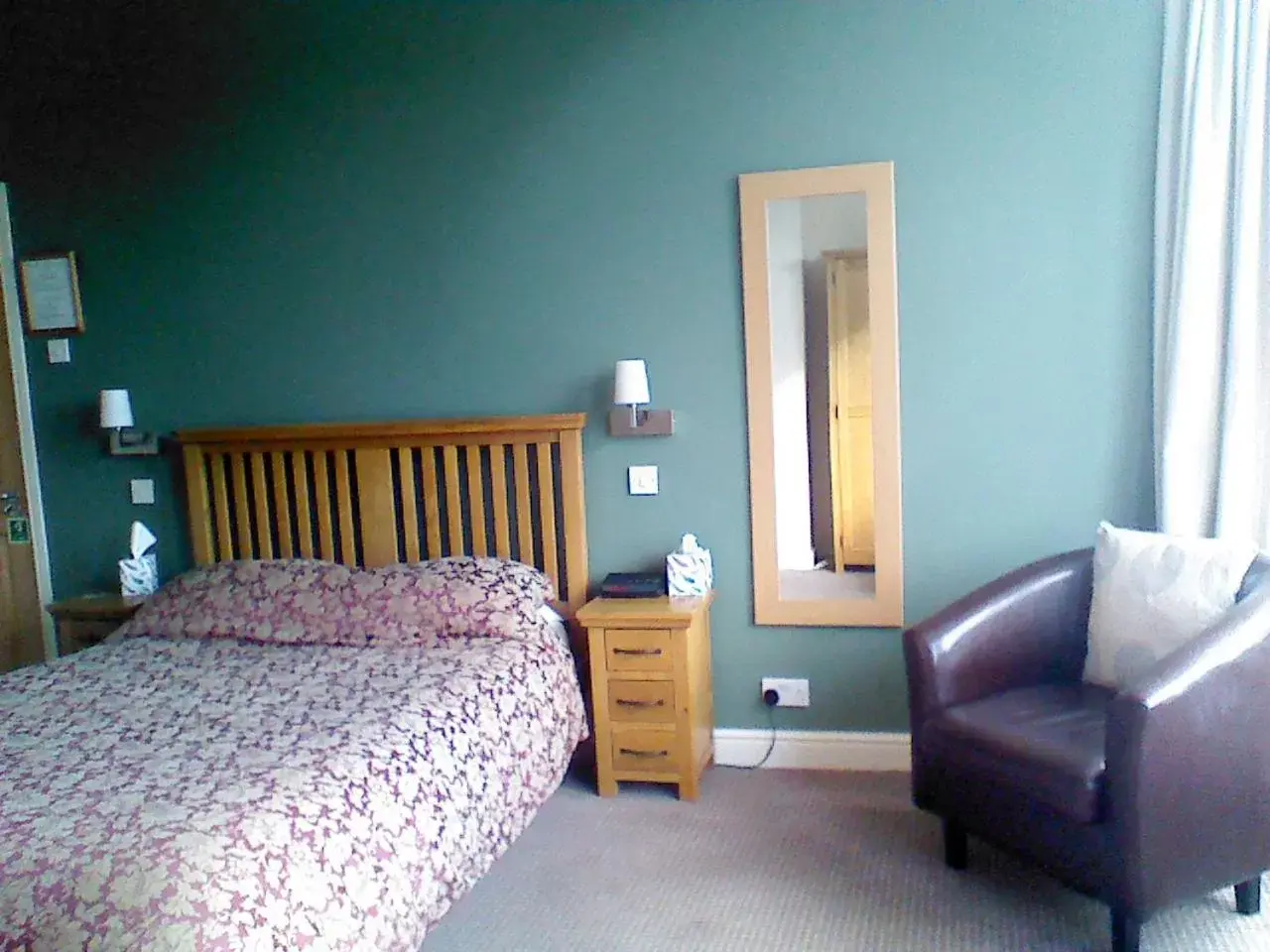 Photo of the whole room, Bed in Mountbatten Hotel