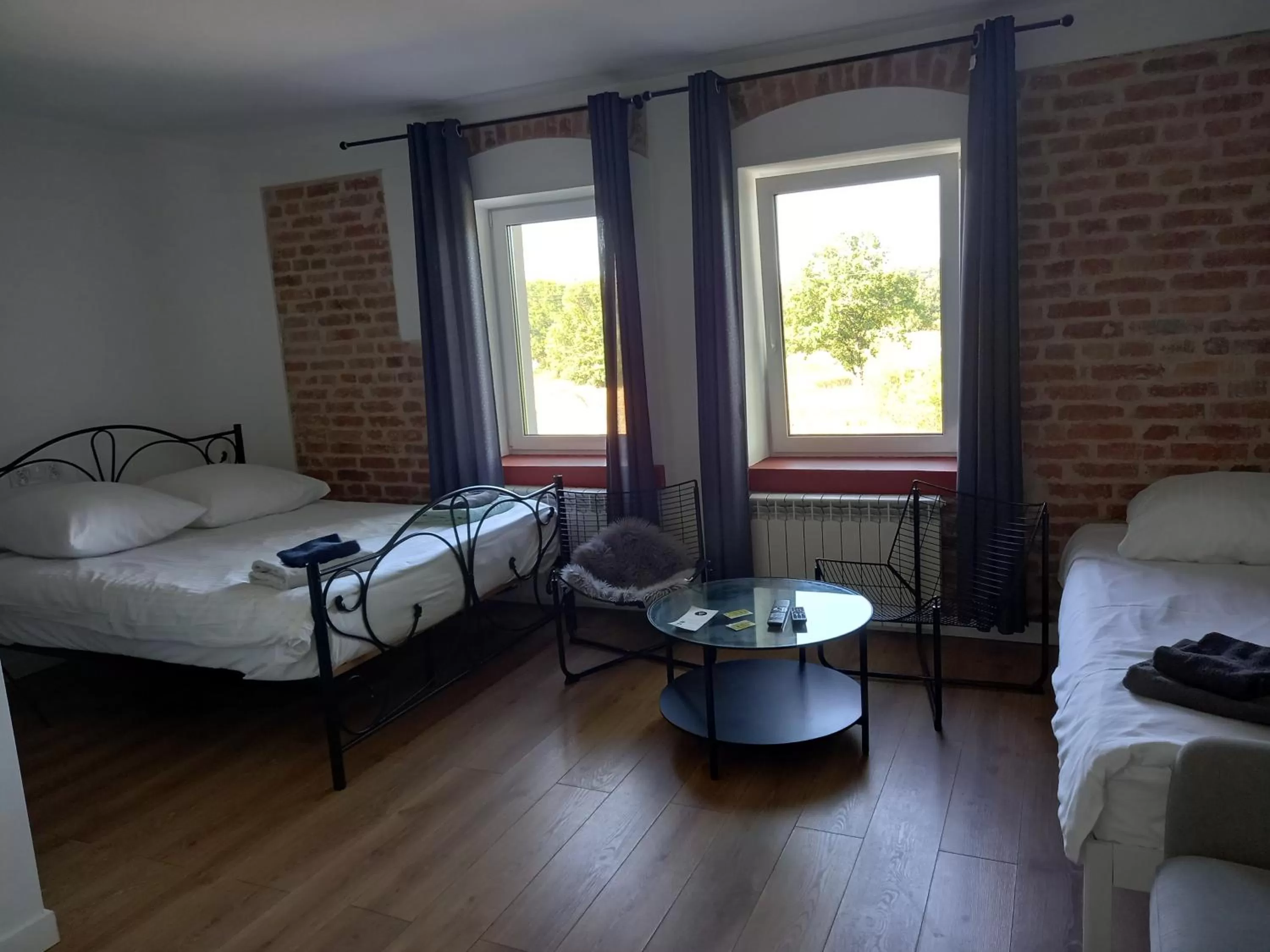 Photo of the whole room, Bed in Leon's Rooms