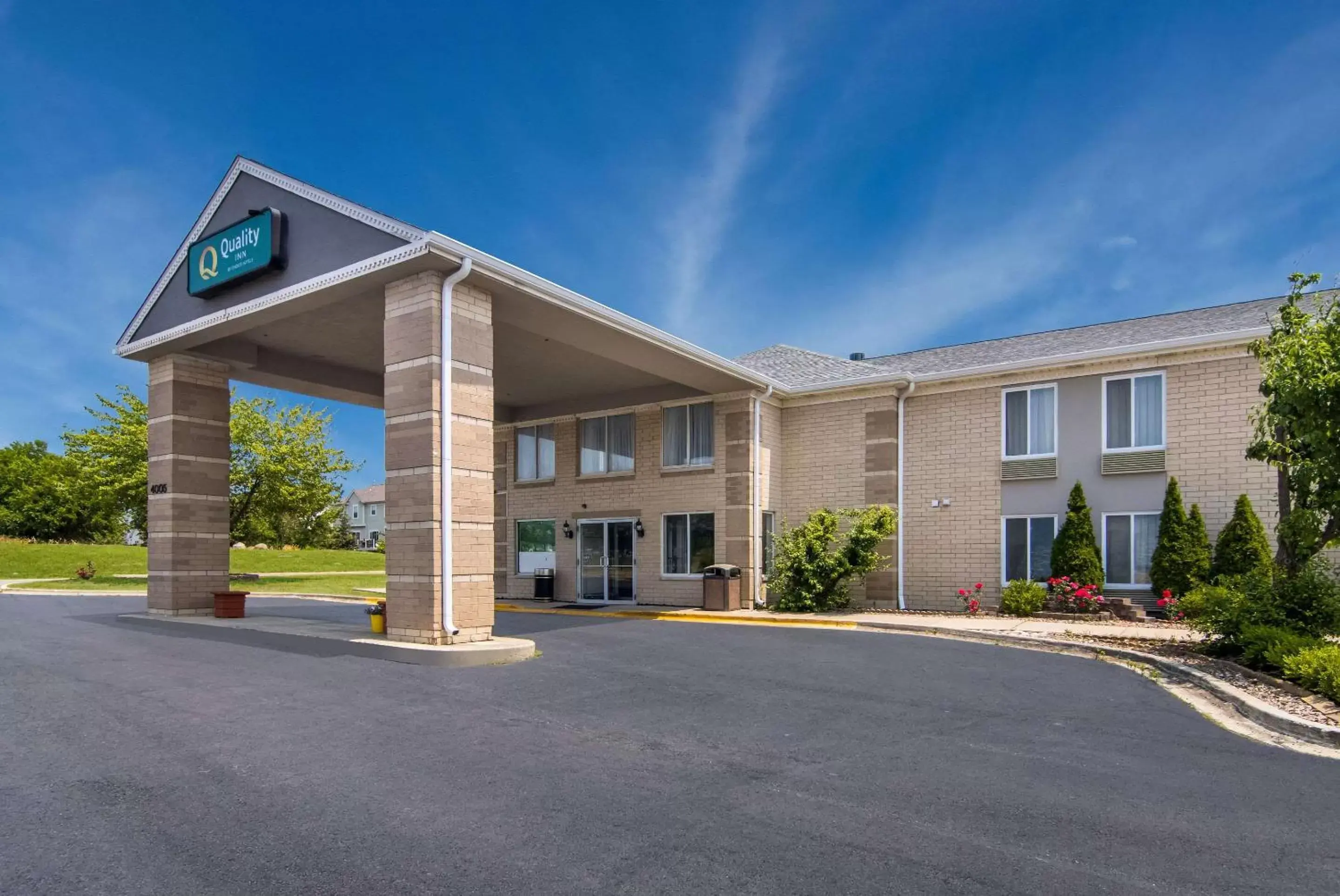 Property Building in Quality Inn Aurora - Naperville Area