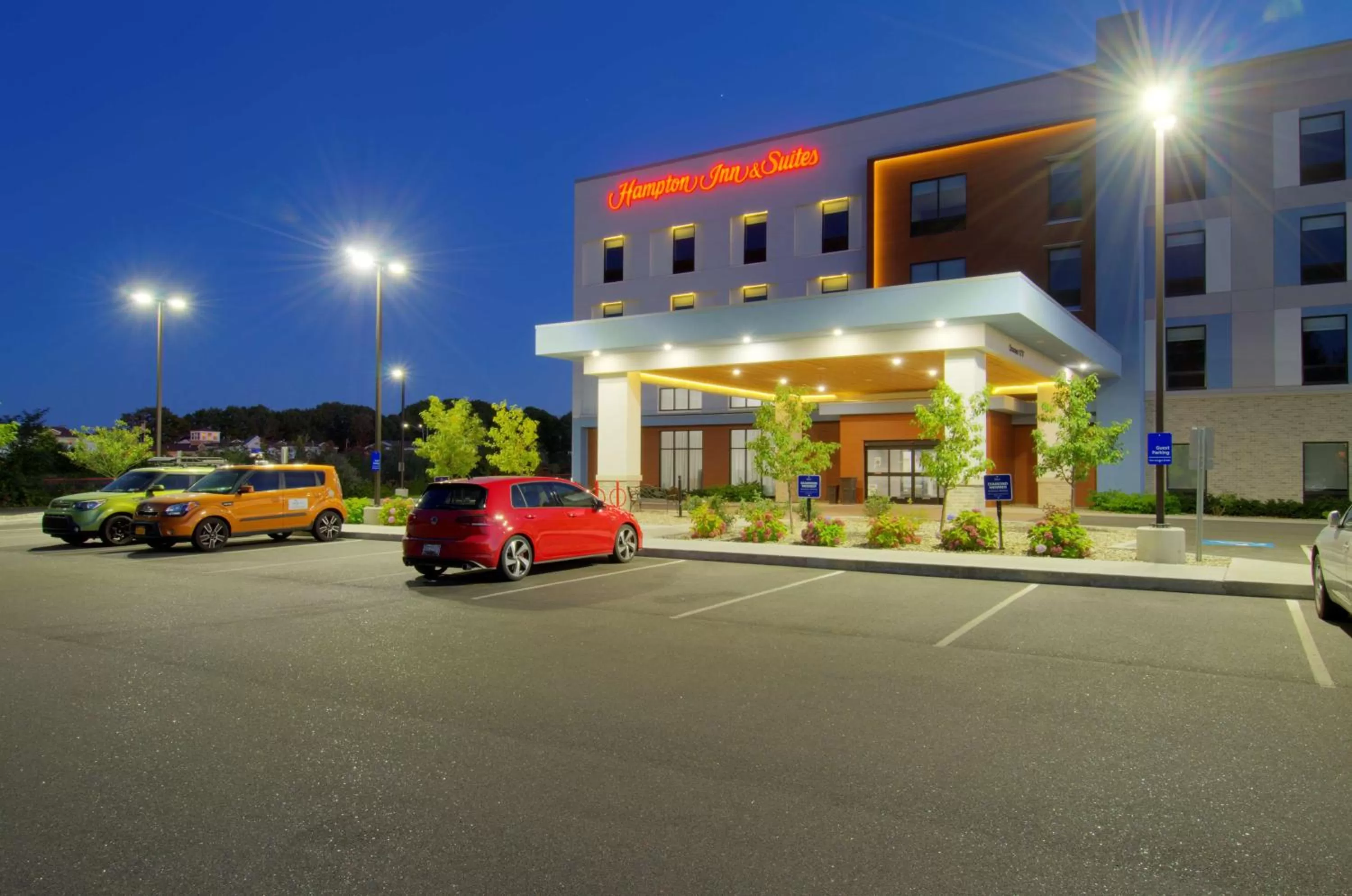 Property building in Hampton Inn & Suites Portland West