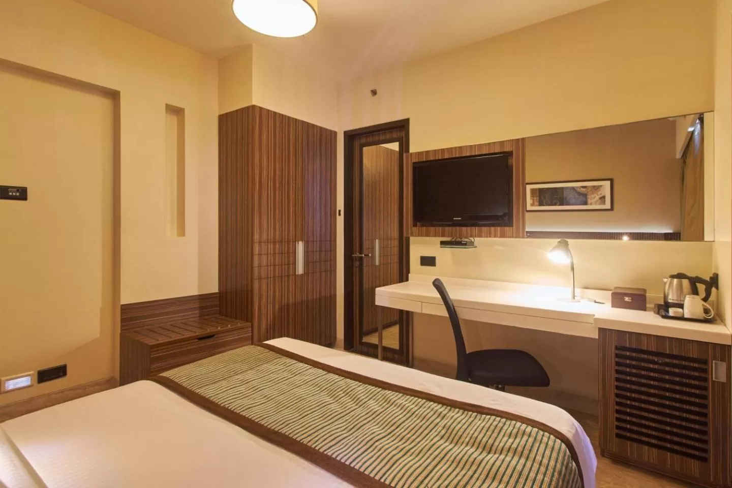 Photo of the whole room, Bed in Residency Sarovar Portico