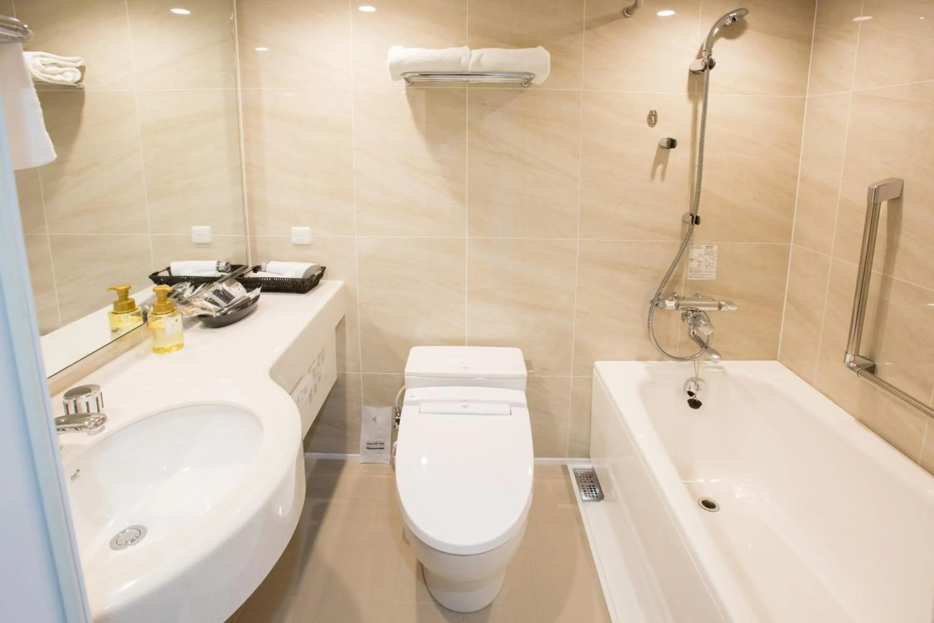 Shower, Bathroom in Okayama International Hotel