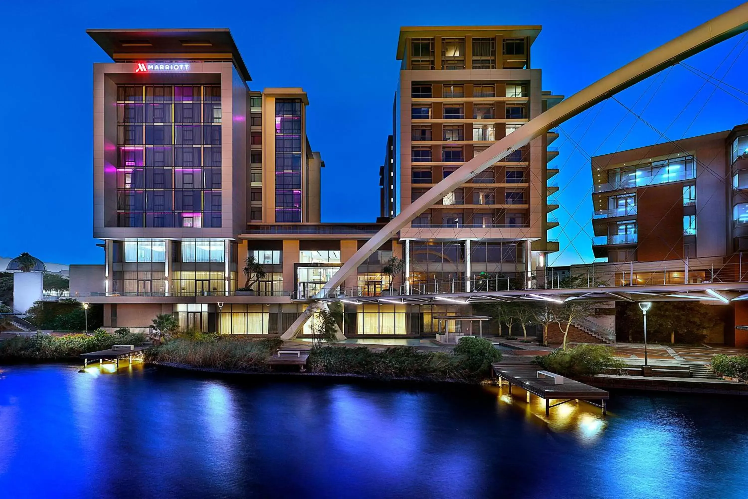 Property building, Swimming Pool in Cape Town Marriott Hotel Crystal Towers