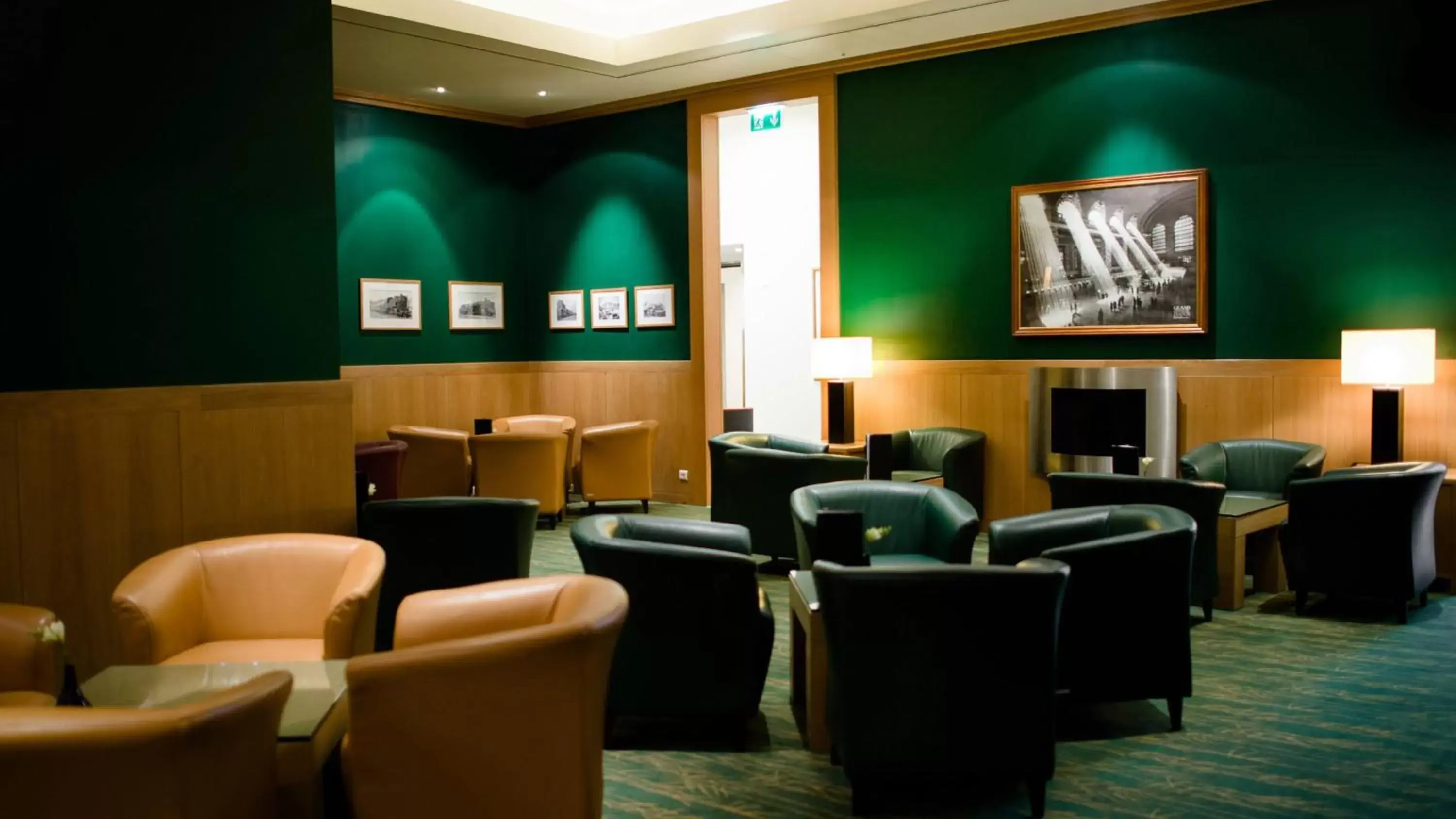 Lounge or bar in InterContinental Warszawa, an IHG Hotel