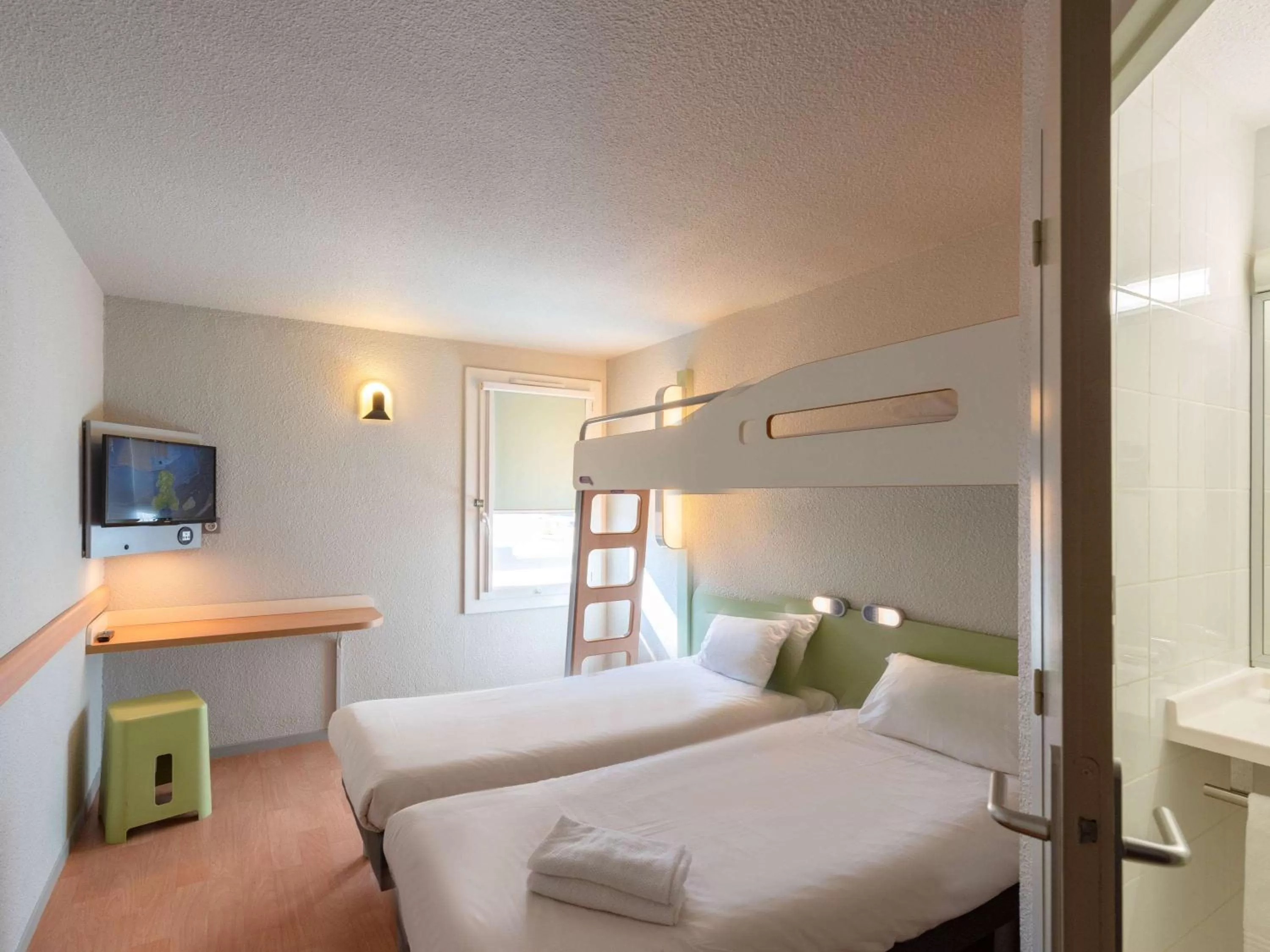 Photo of the whole room, Bed in Ibis Budget Avignon Nord