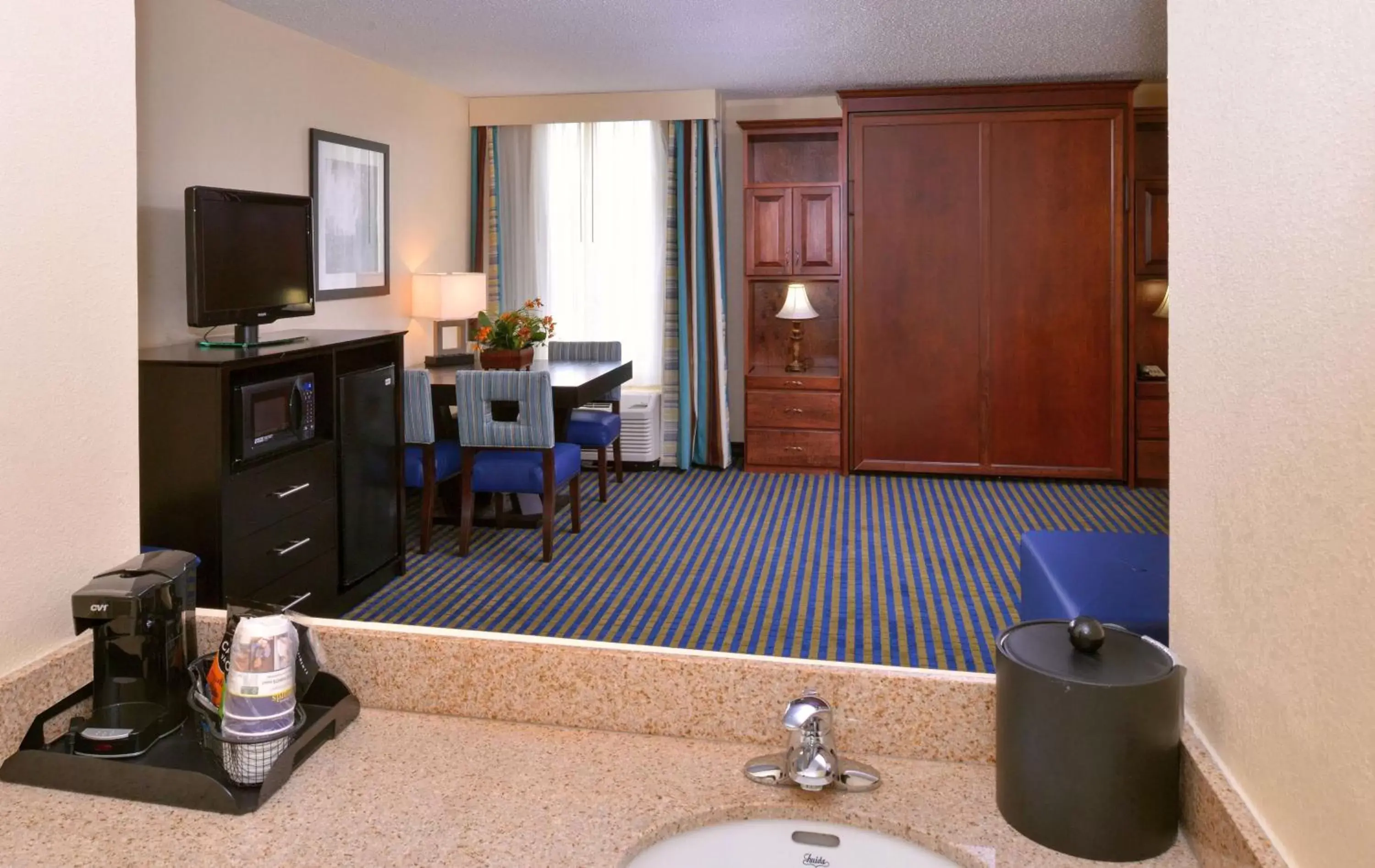 Photo of the whole room, TV/Entertainment Center in Best Western Leesburg