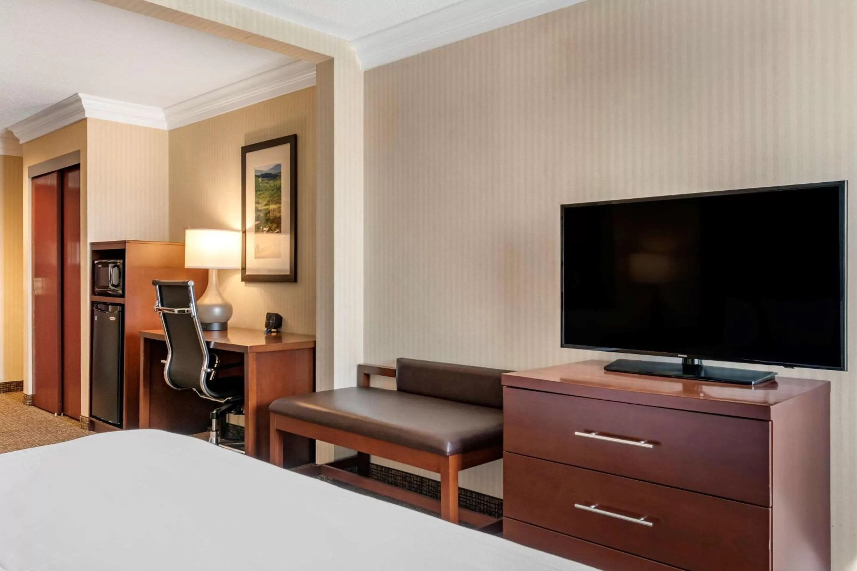 Photo of the whole room, Bed in Comfort Suites Downtown Carlisle