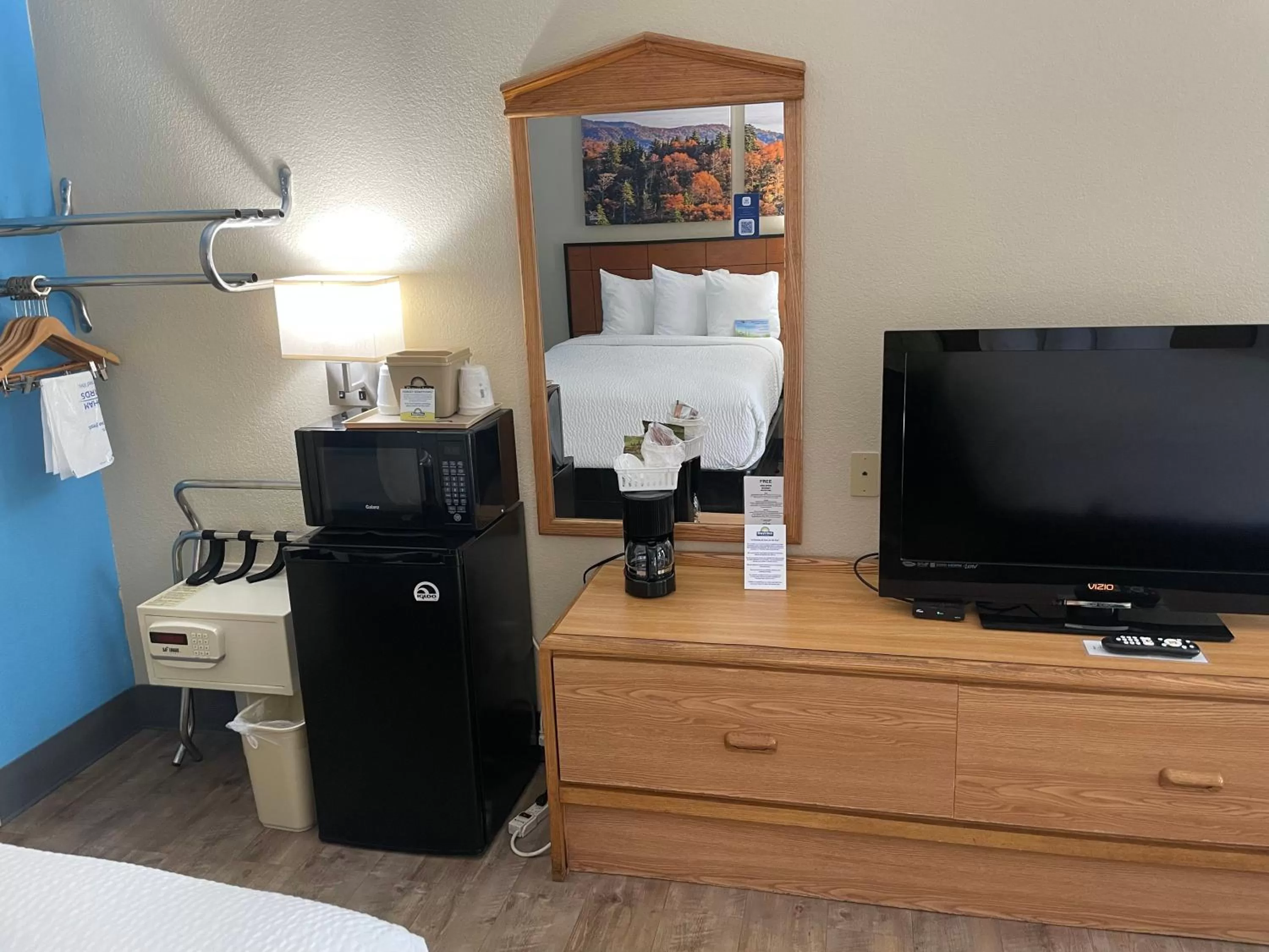 Coffee/tea facilities, Bed in Days Inn by Wyndham Lexington