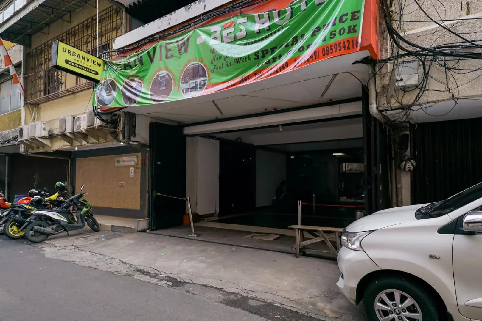 Facade/entrance in Urbanview Hotel Bes Mangga Besar