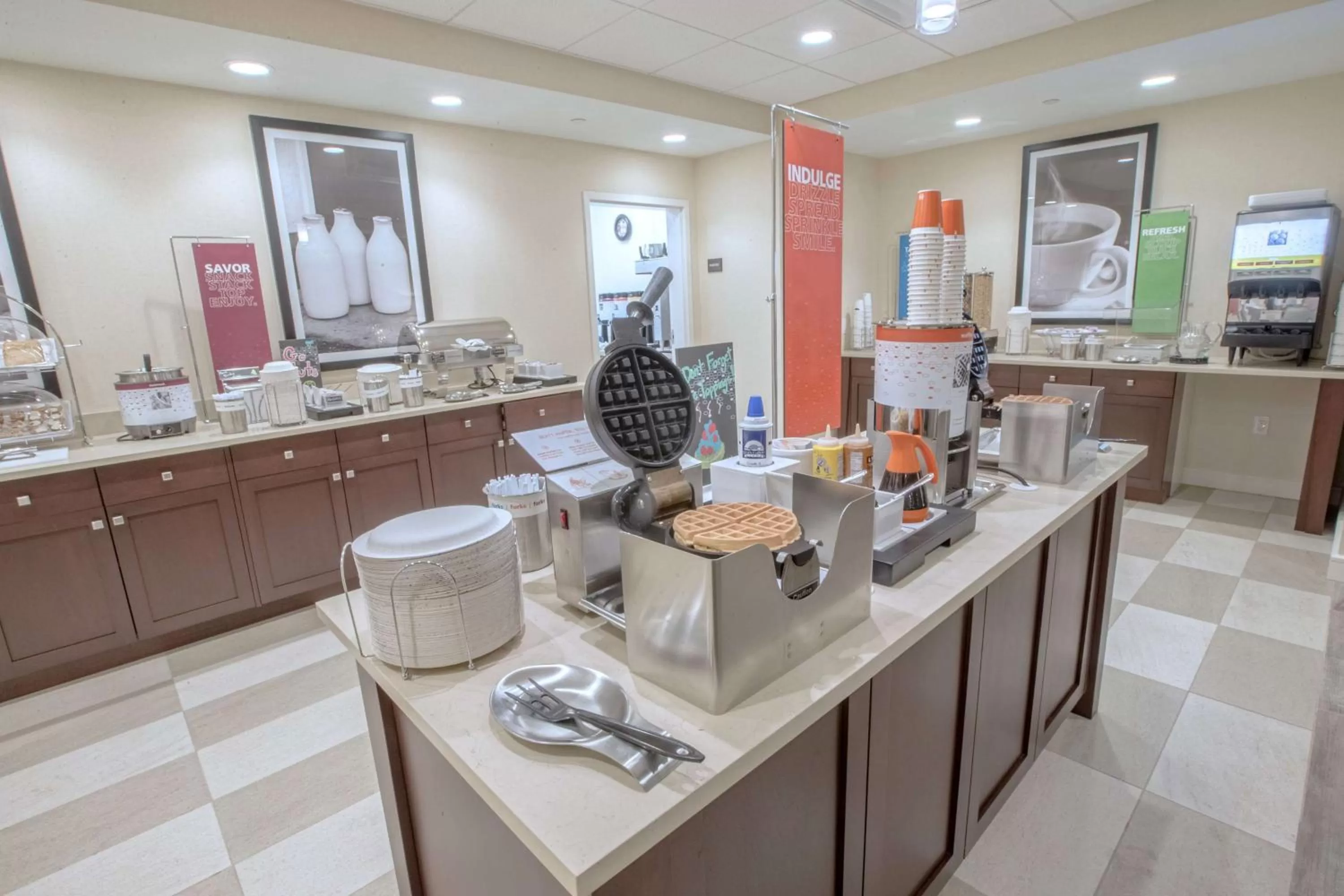Dining area in Hampton Inn by Hilton Amesbury, MA