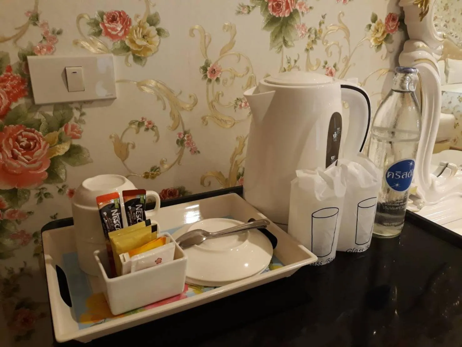Coffee/tea facilities in The O-Zone Airport Inn