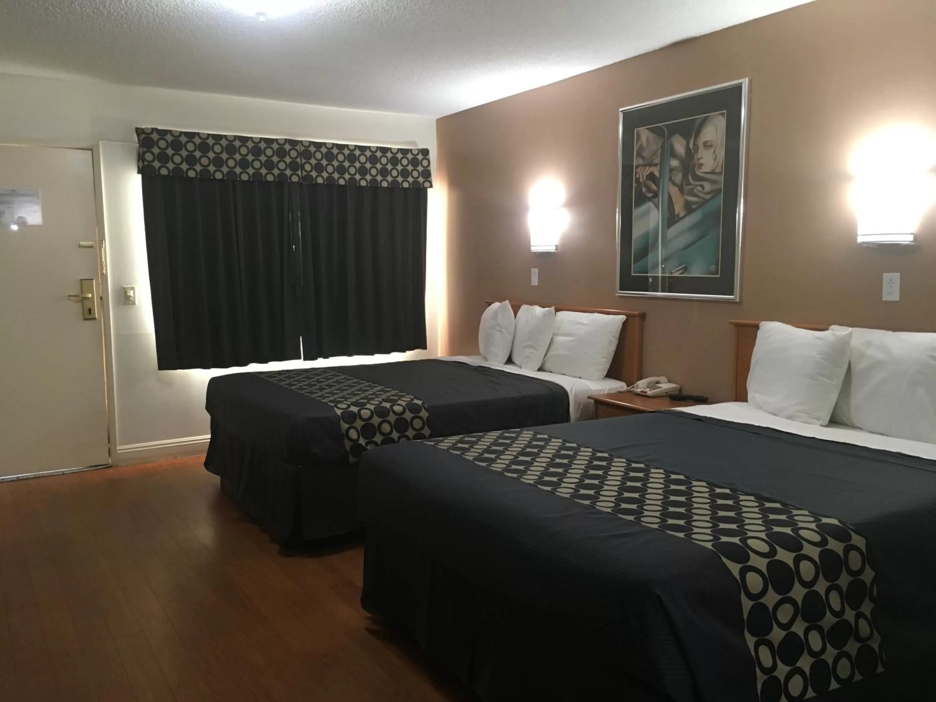 Bed in Americas Best Value Inn Beaumont California