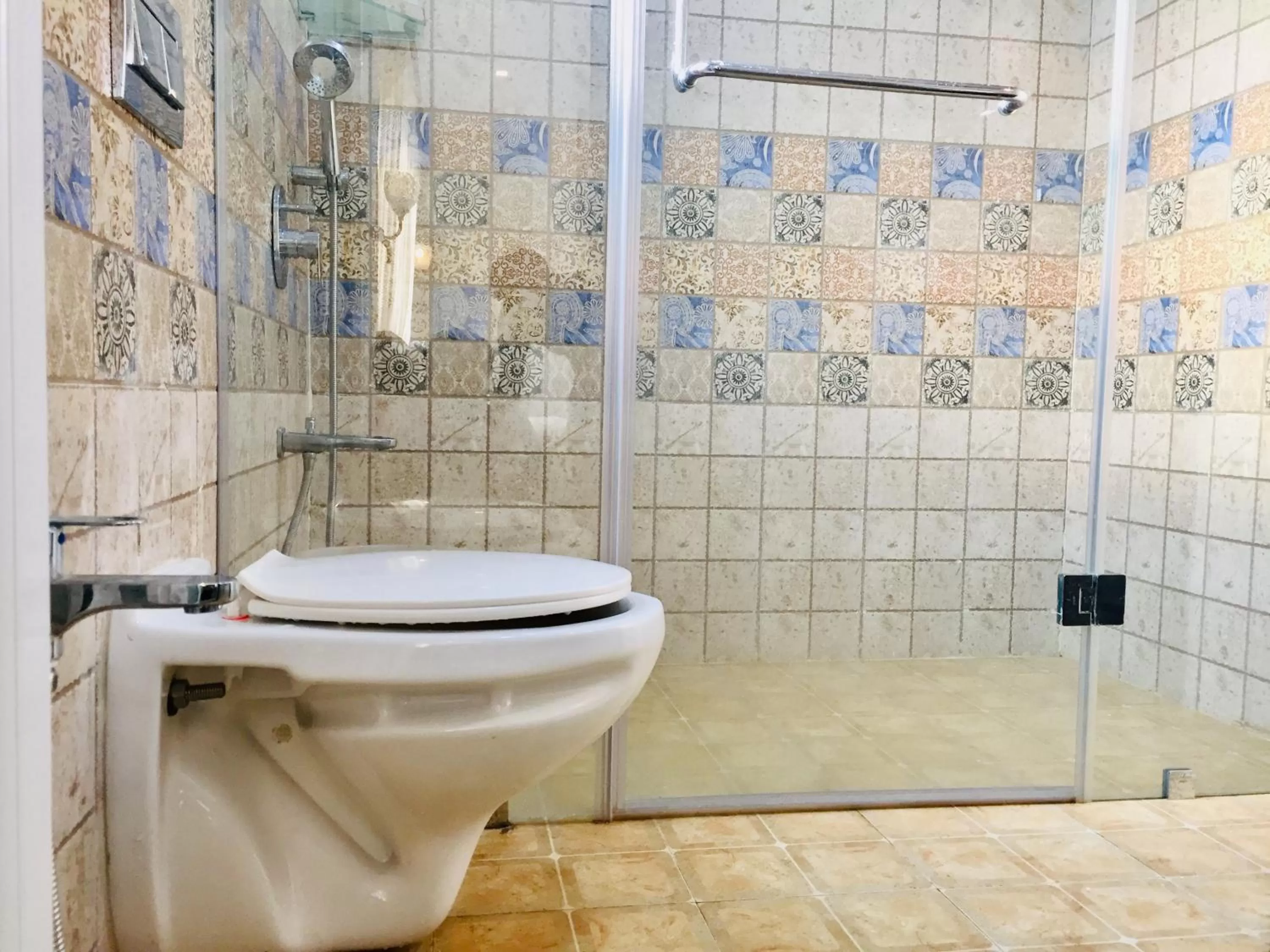 Shower, Bathroom in Hotel Baga Pescador