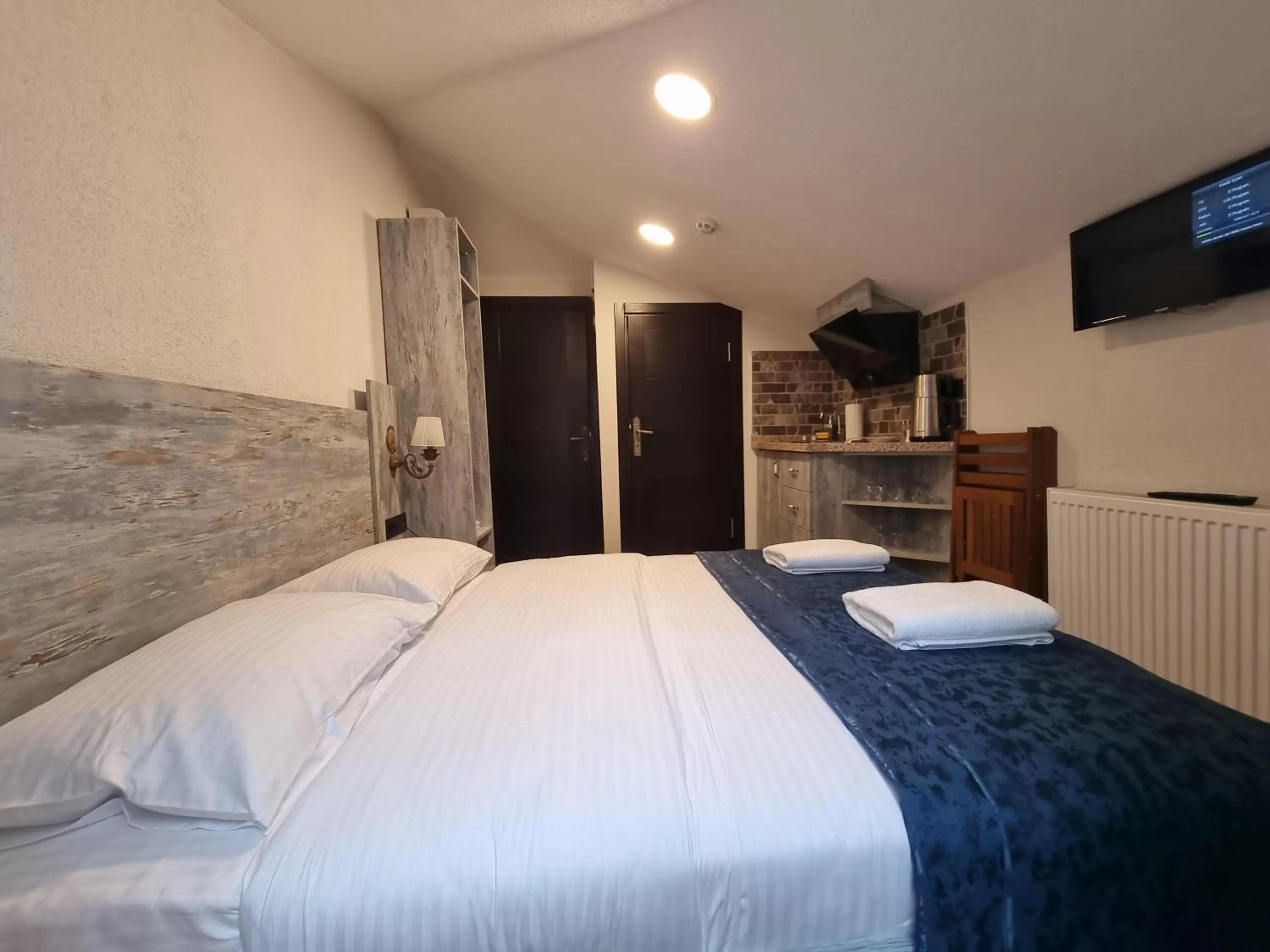 Photo of the whole room, Bed in Element Garden