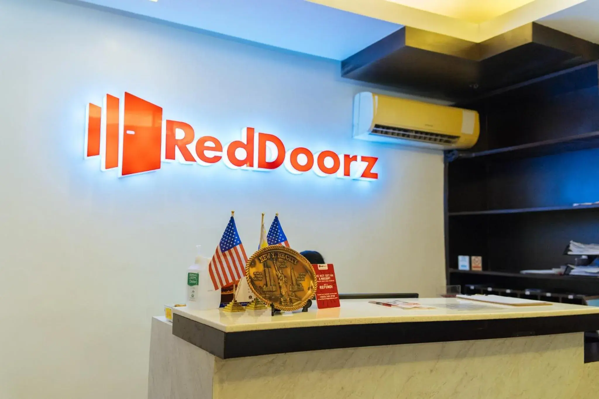 Lobby or reception in RedDoorz Plus at One Liberty Hotel Kalayaan Avenue