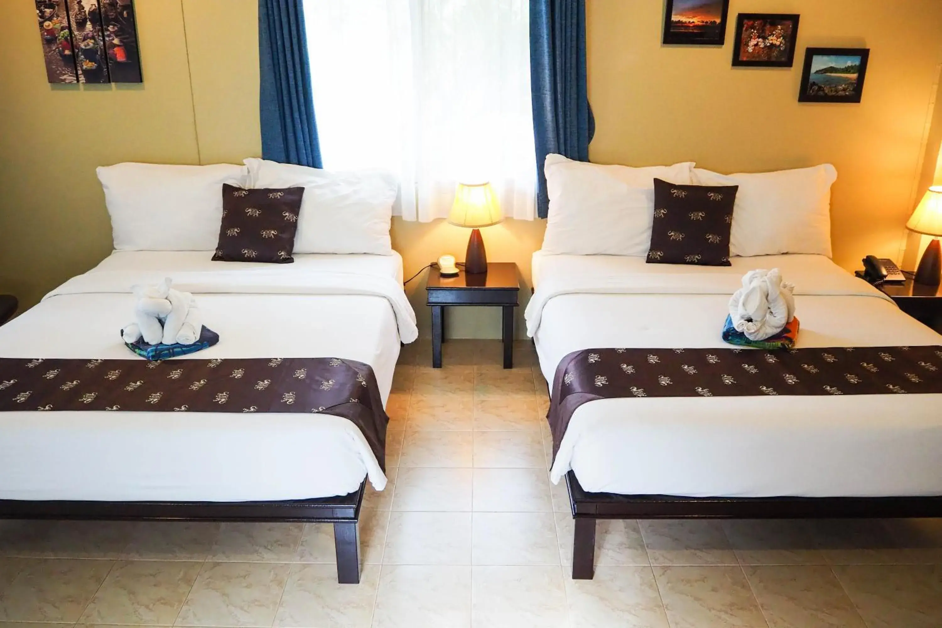 Bed in Lanta Castaway Beach Resort