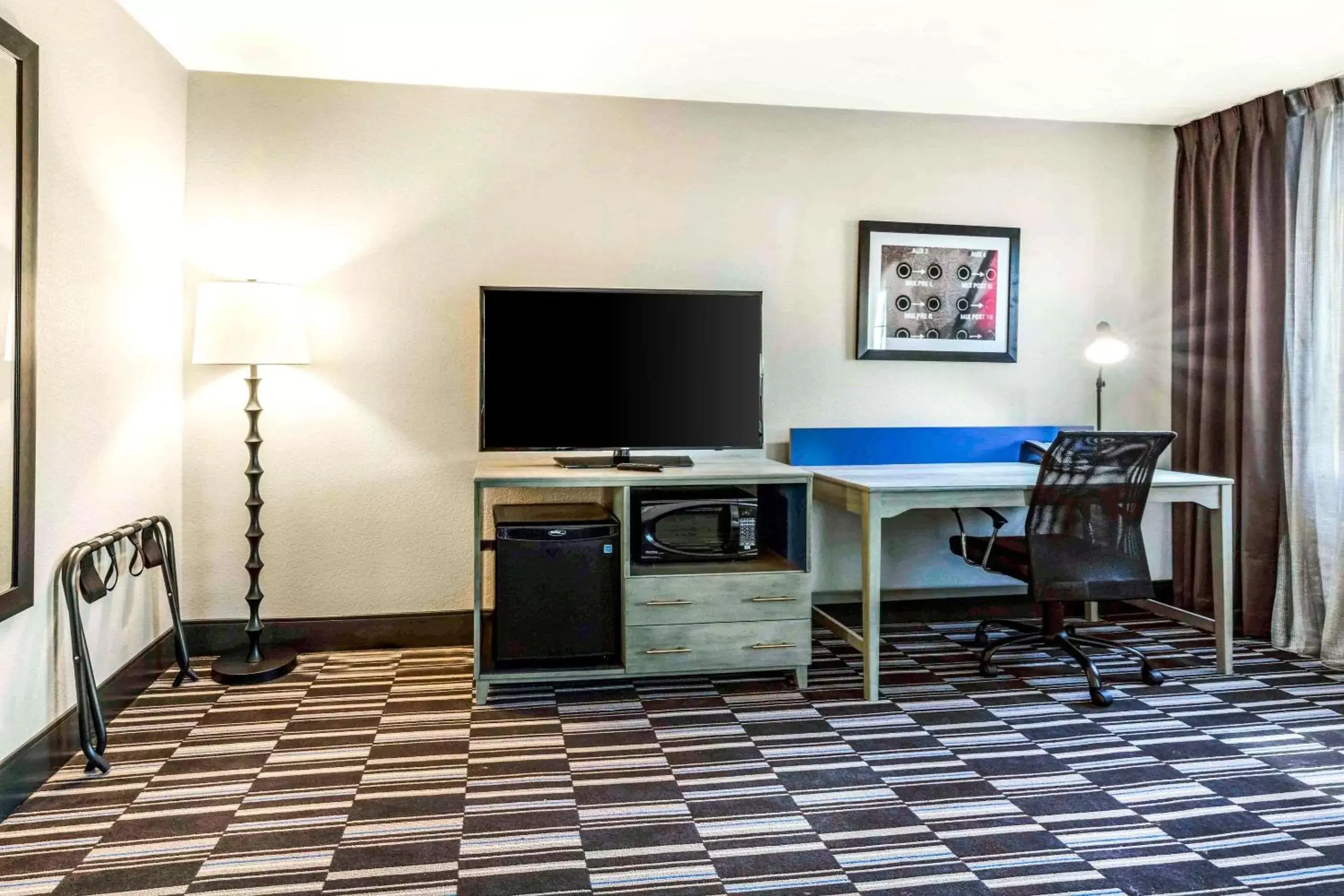 Photo of the whole room, TV/Entertainment Center in Comfort Inn Airport