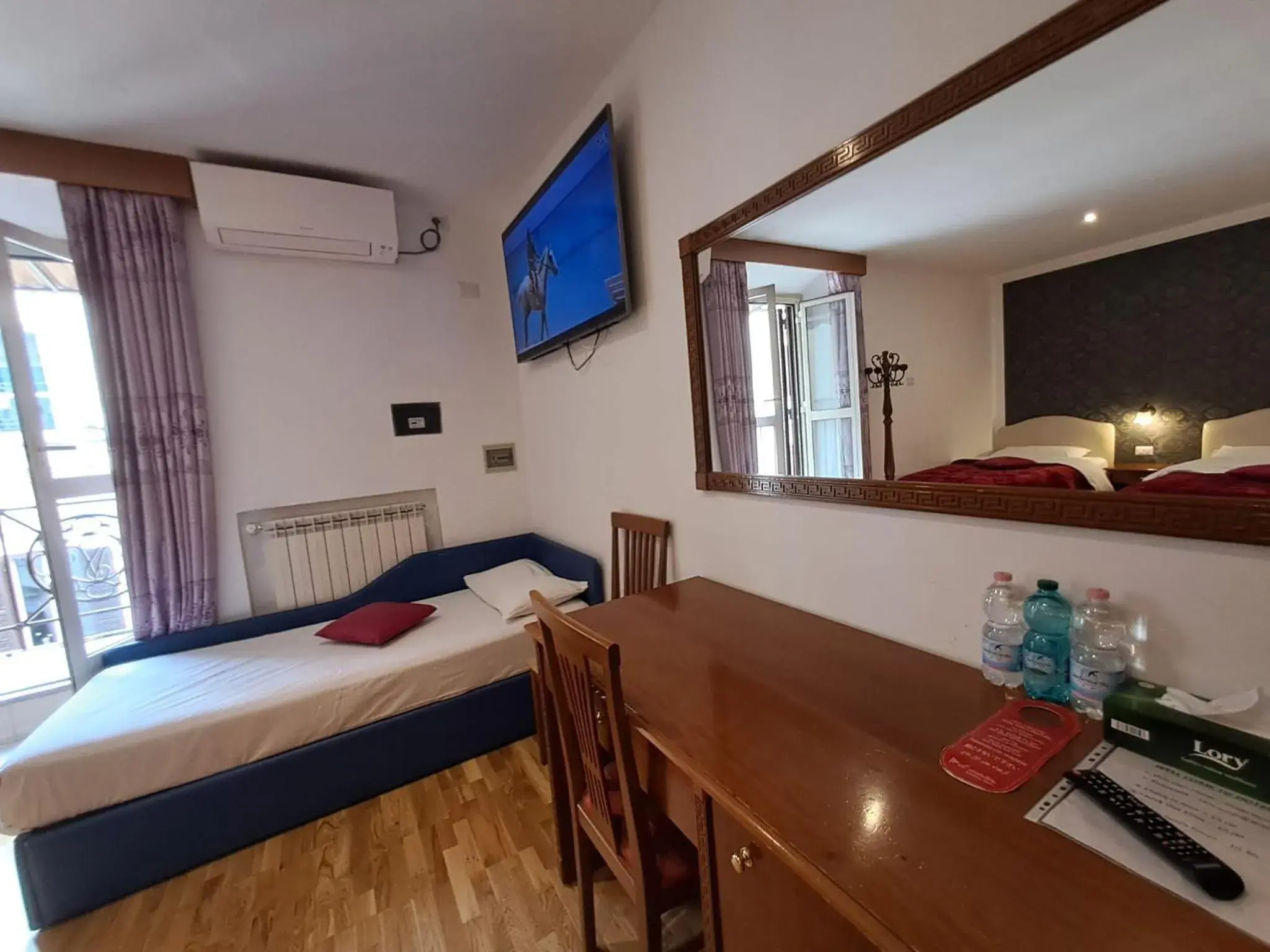 Communal lounge/ TV room in Hotel Fenicia