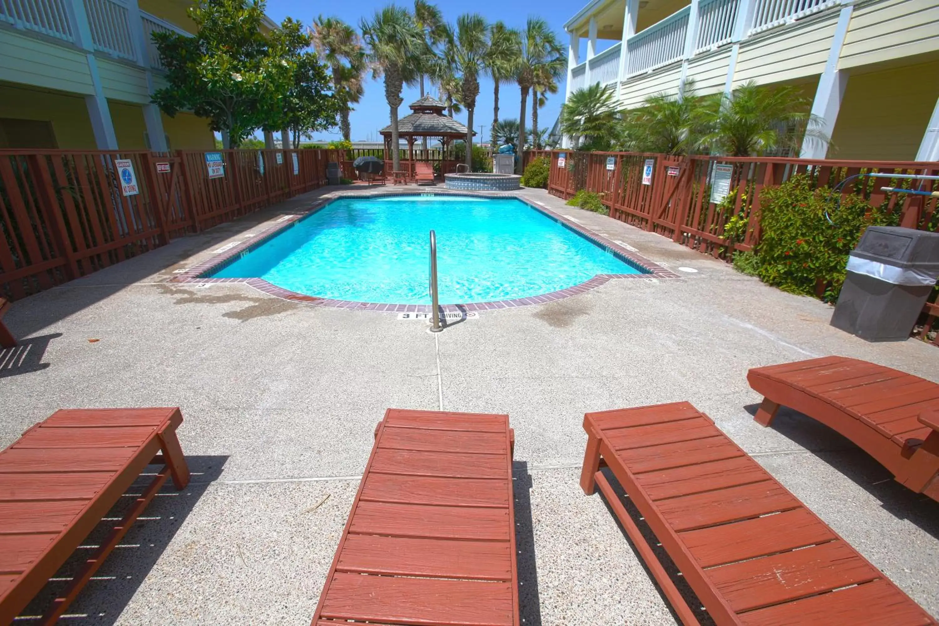 Swimming Pool in Plantation Suites and Conference Center