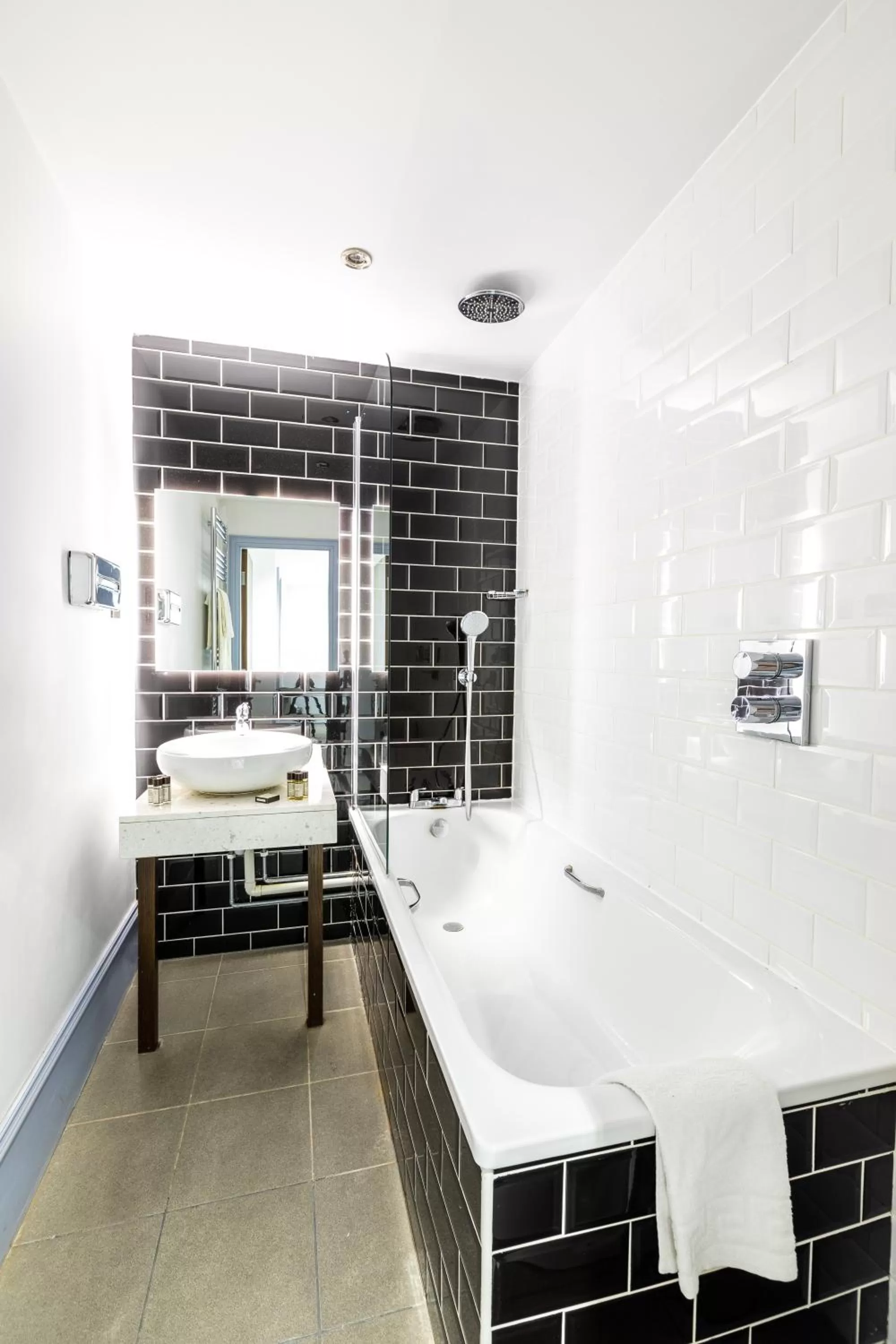 Shower in Cairn Hotel & Apartments
