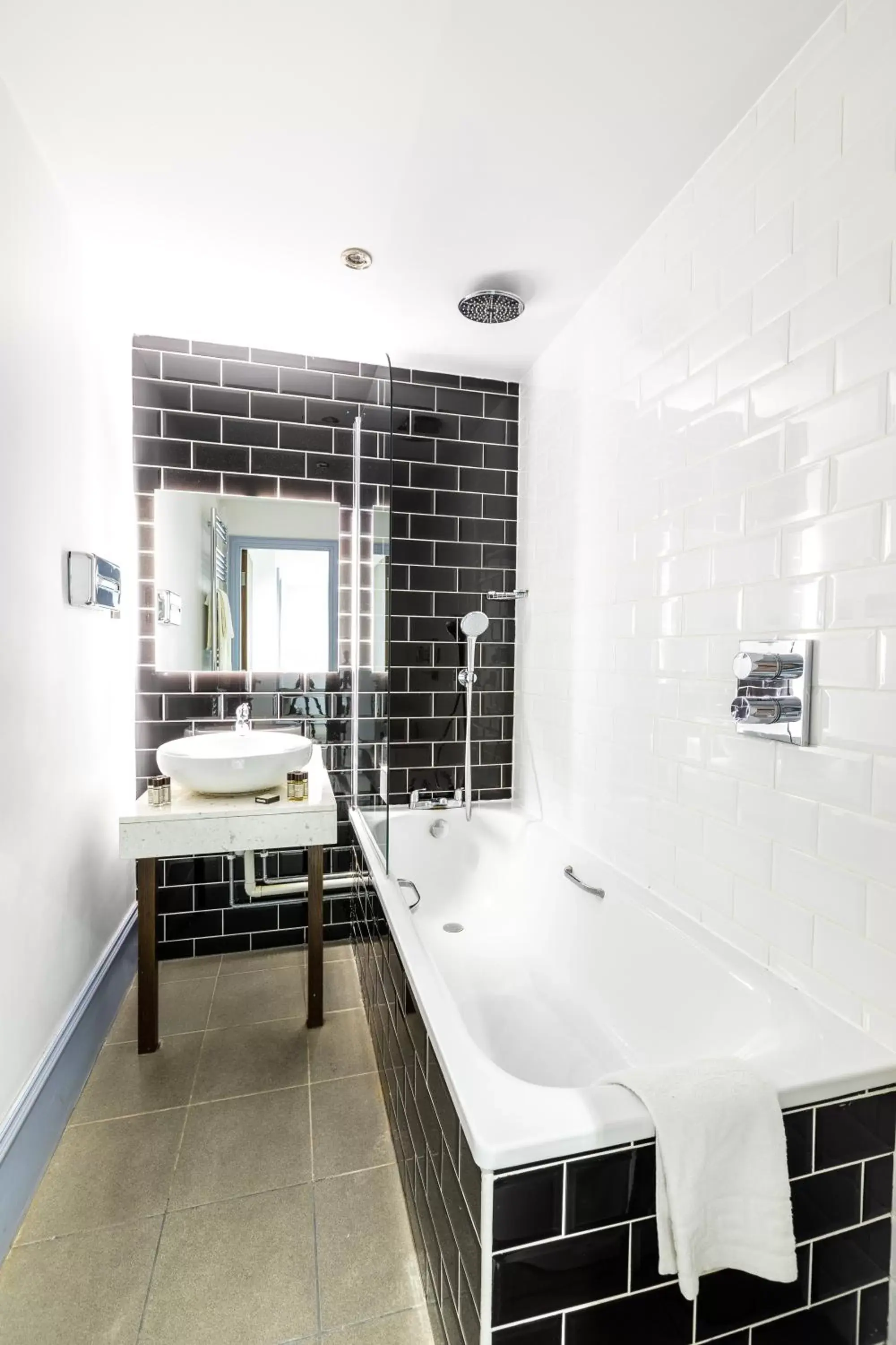 Shower, Kitchen/Kitchenette in Cairn Hotel & Apartments