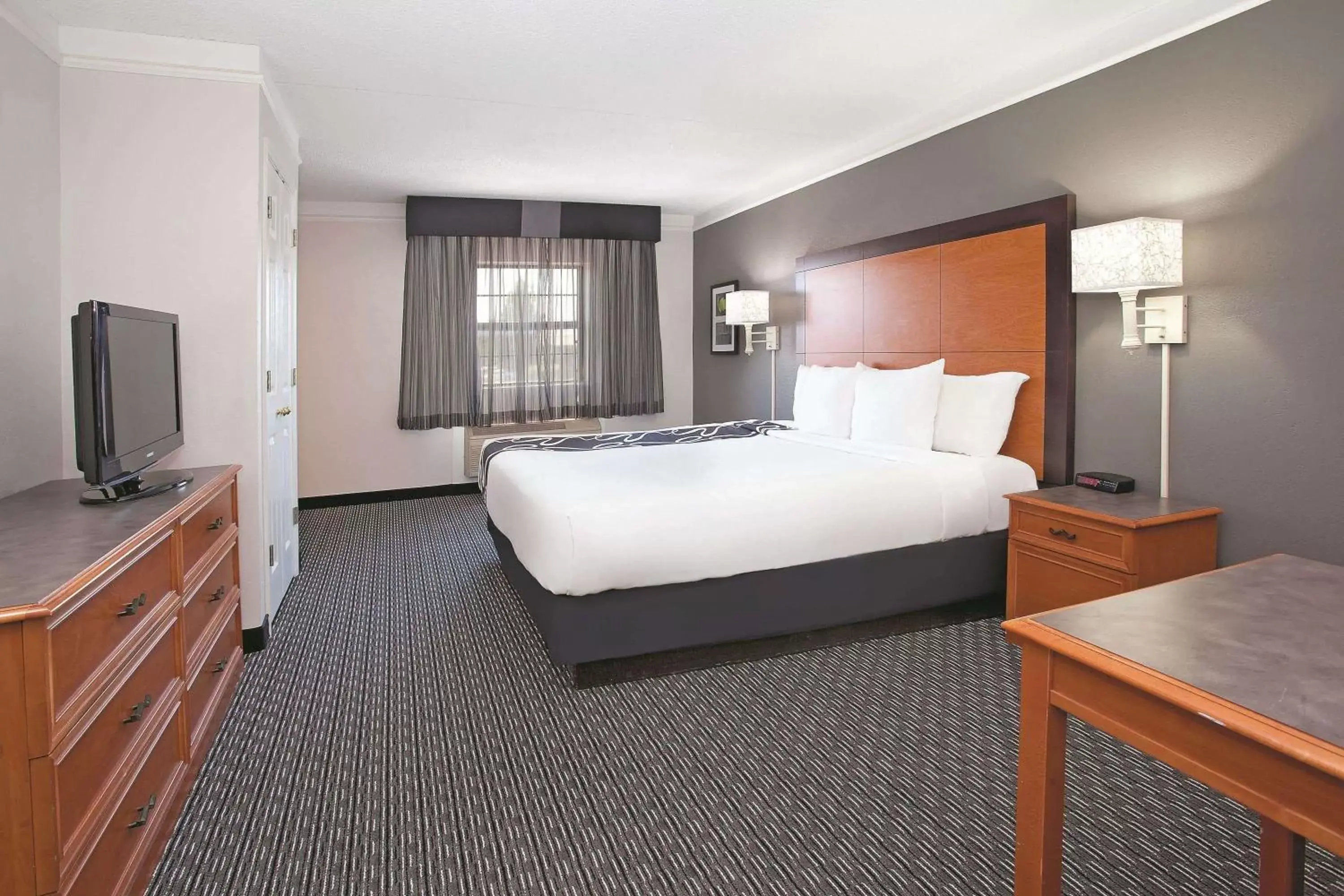 Photo of the whole room, Bed in La Quinta Inn by Wyndham Salt Lake City Midvale