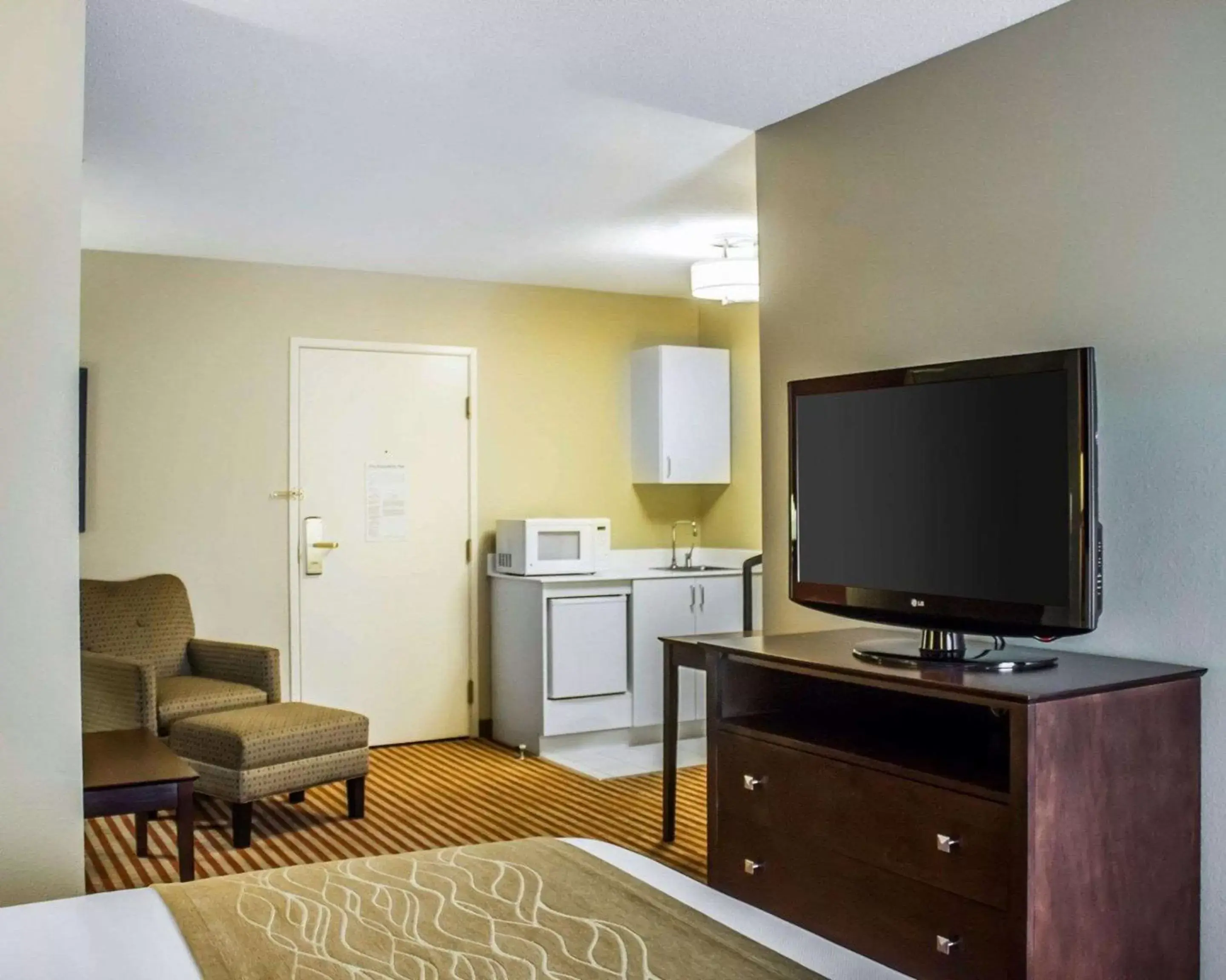 Photo of the whole room, TV/Entertainment Center in Comfort Inn & Suites