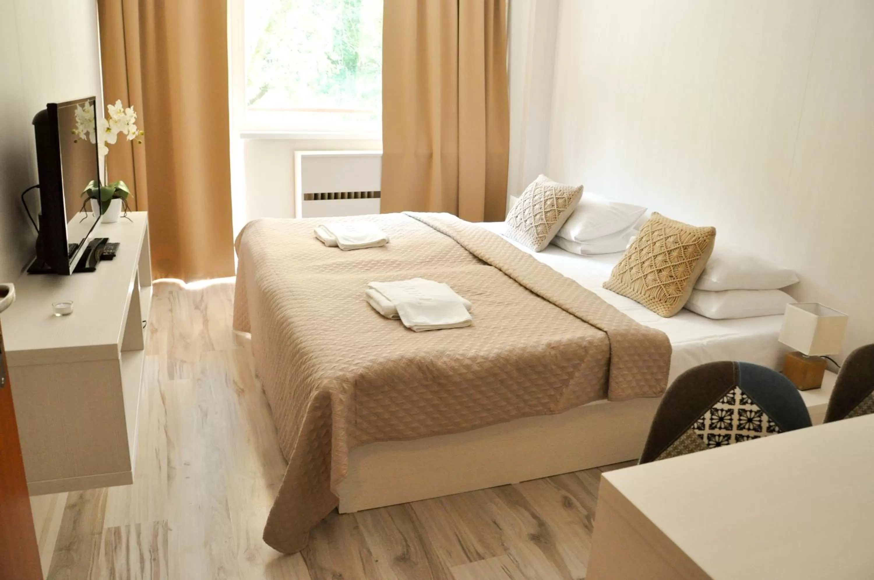 Bedroom, Bed in Hotel Garni