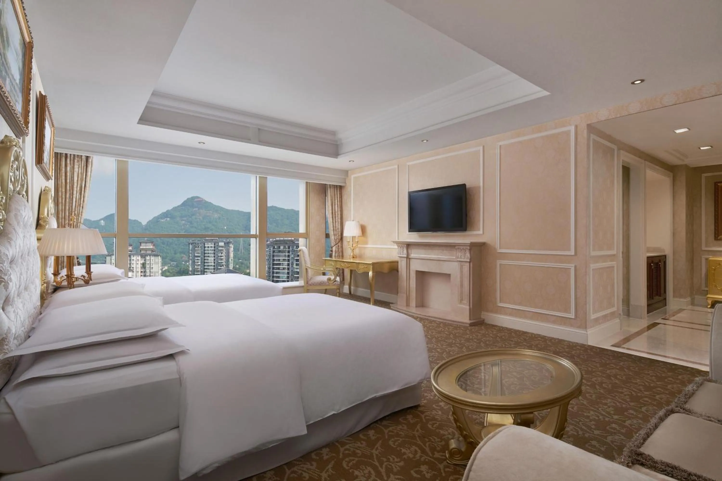 Photo of the whole room, Bed in Sheraton Chongqing Hotel