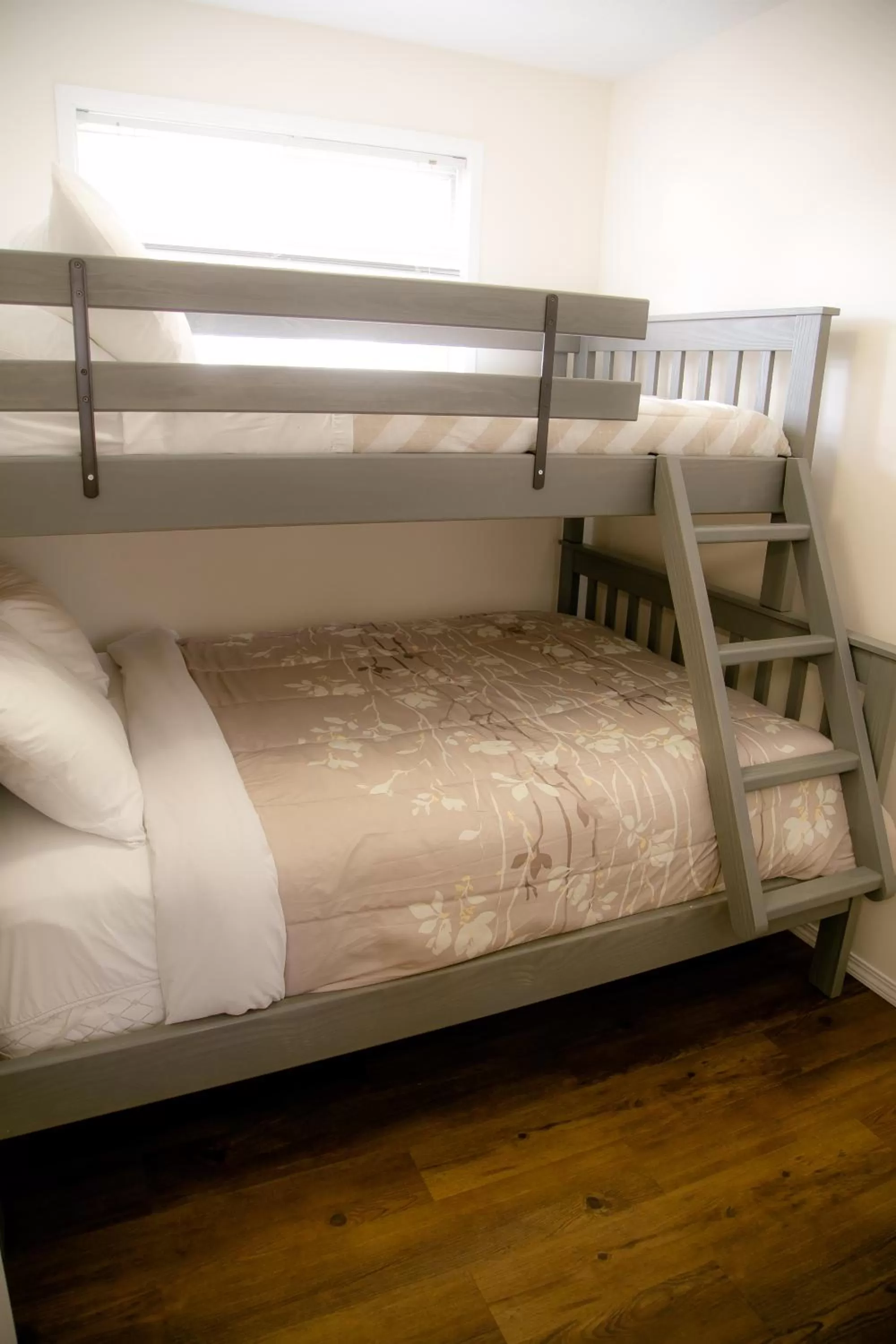 Photo of the whole room, Bed in Crystal Springs Lodge