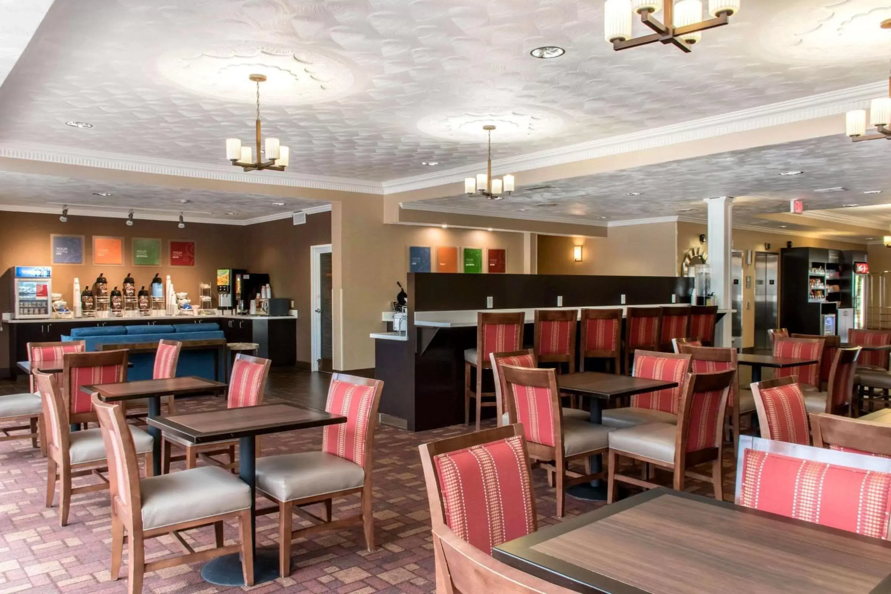Restaurant/Places to Eat in Comfort Suites Scranton near Montage Mountain