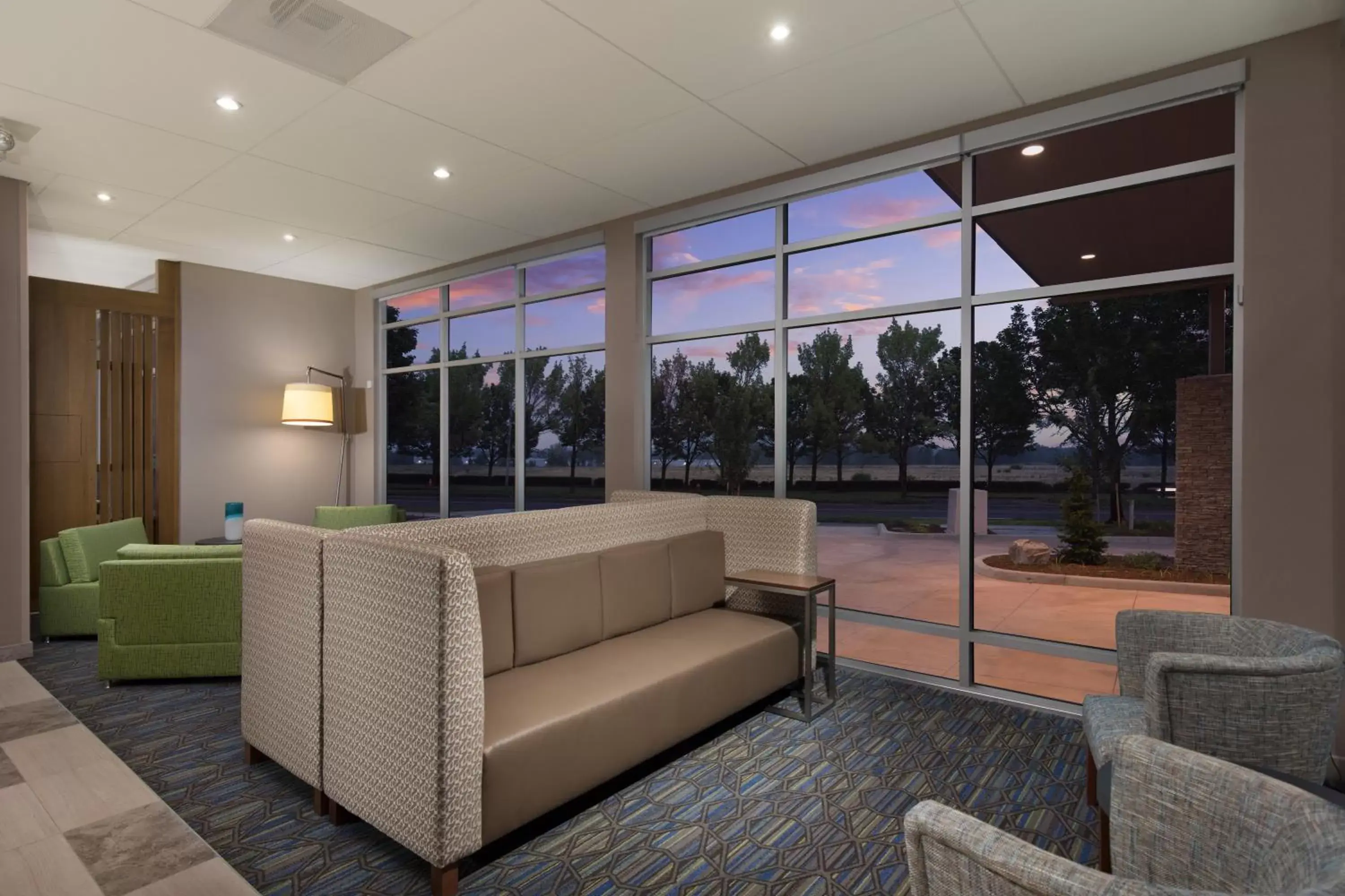 Property building, Seating Area in Holiday Inn Express & Suites - Portland Airport - Cascade Stn, an IHG Hotel